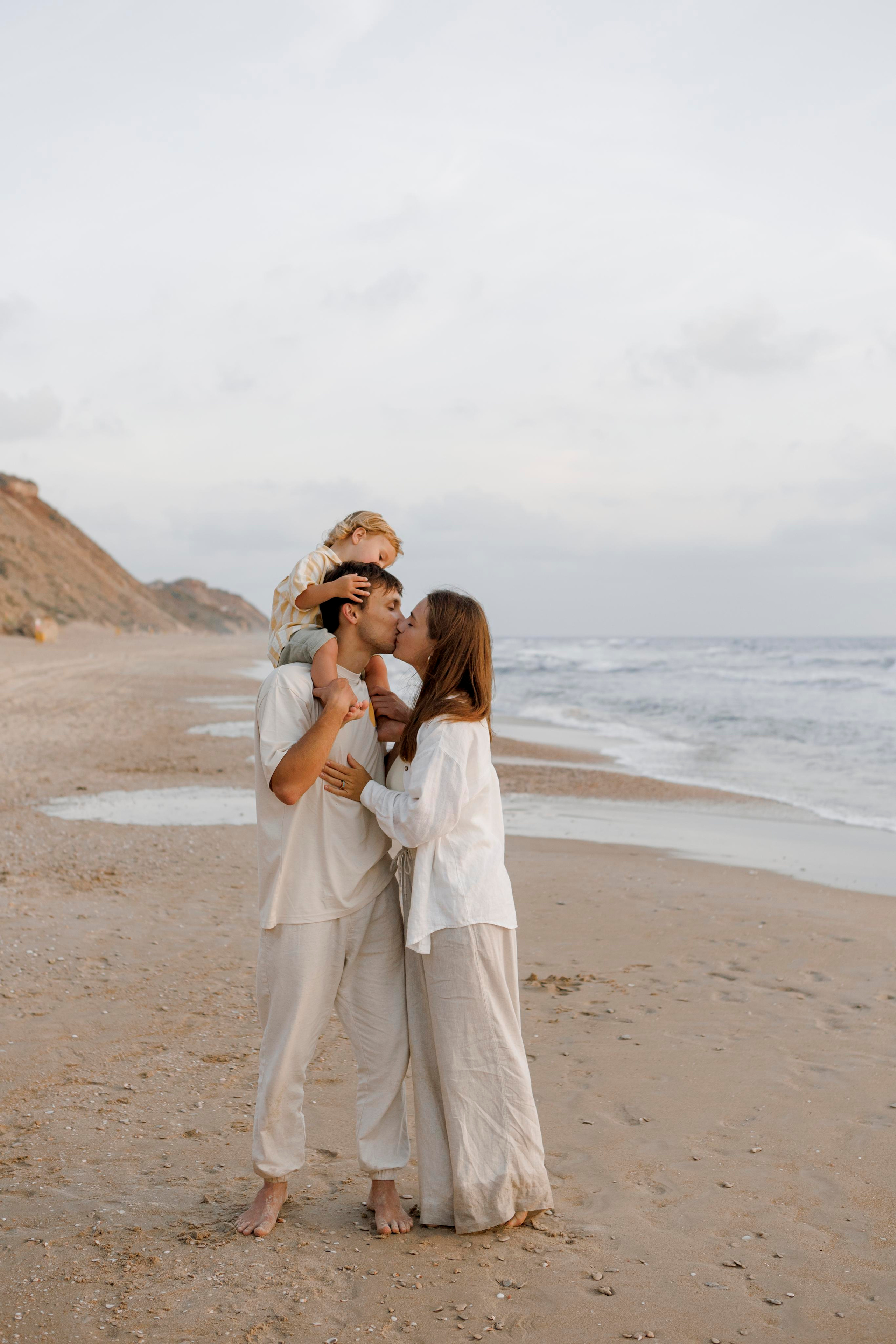 Family photoshoot near the sea (sunset). Главная