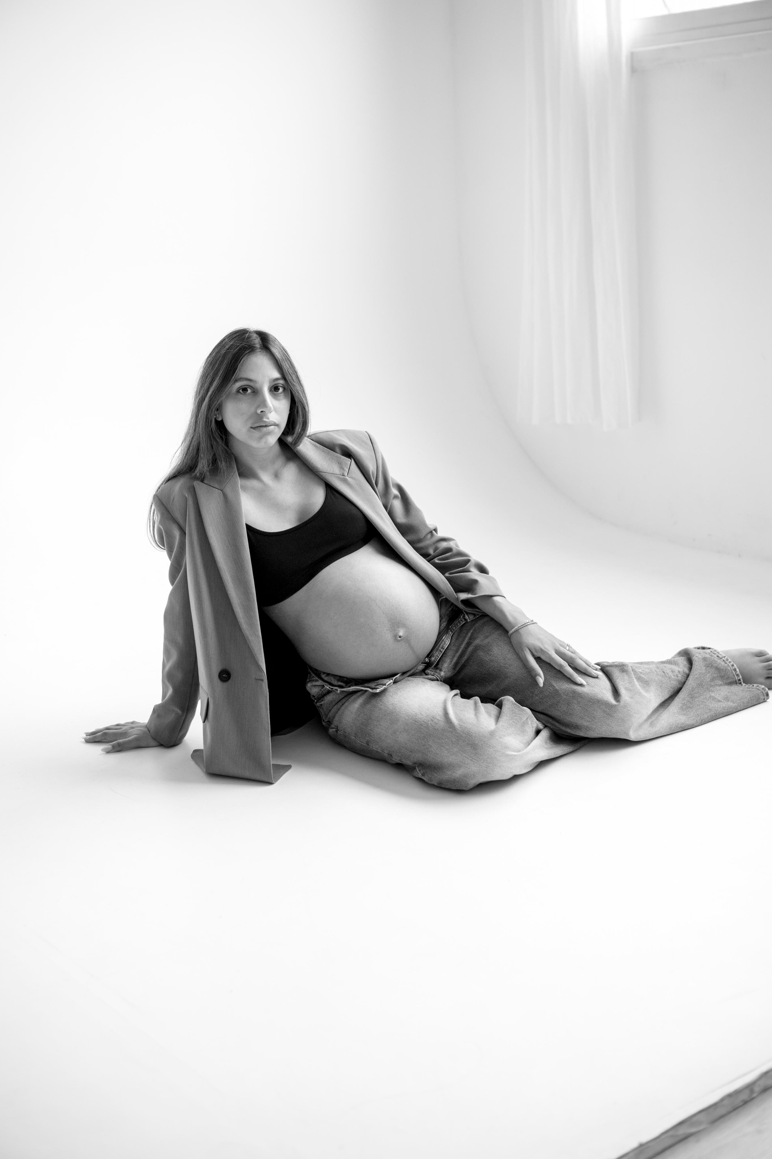 Pregnancy photoshoot inside the White studio. Главная