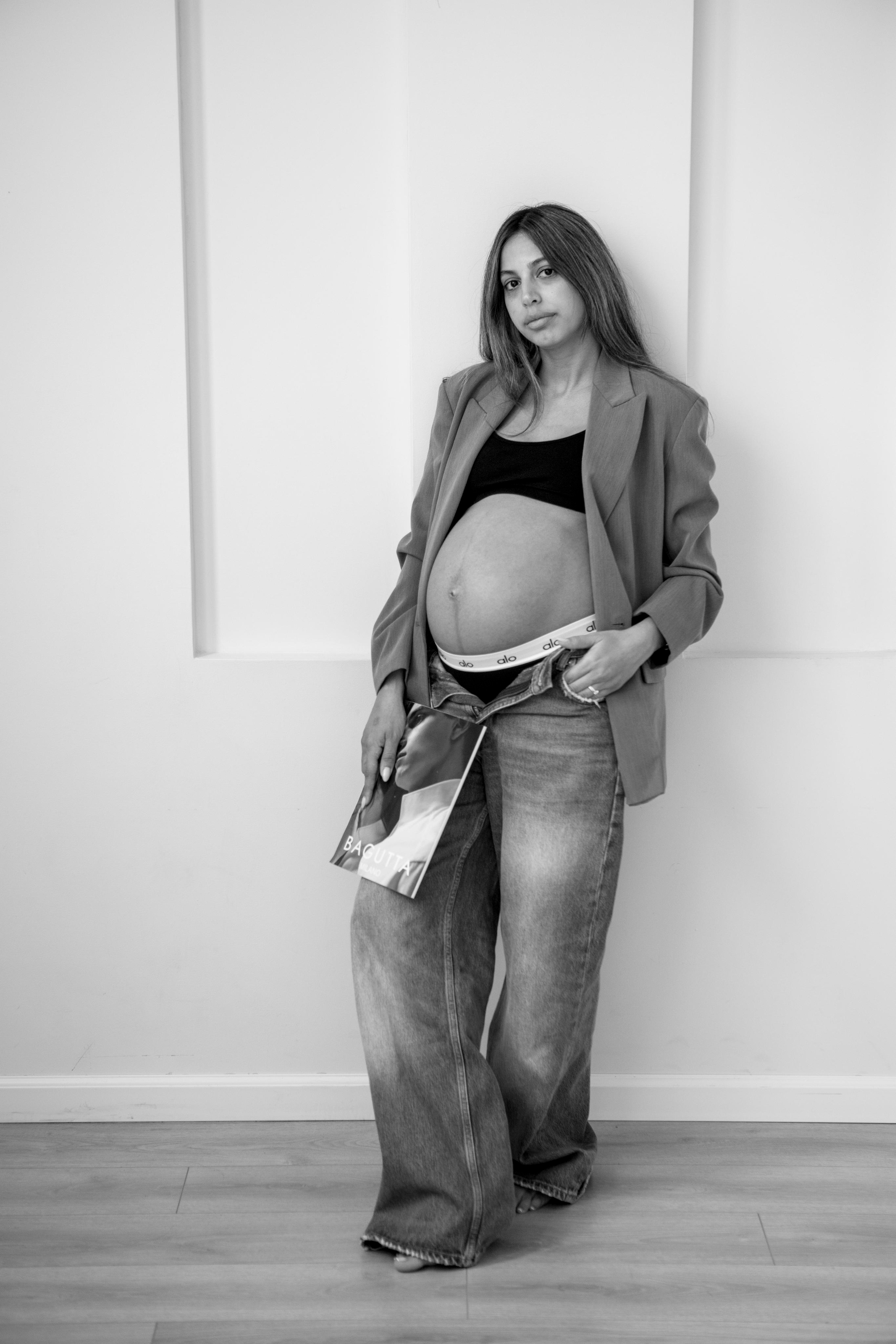 Pregnancy photoshoot inside the White studio. Главная