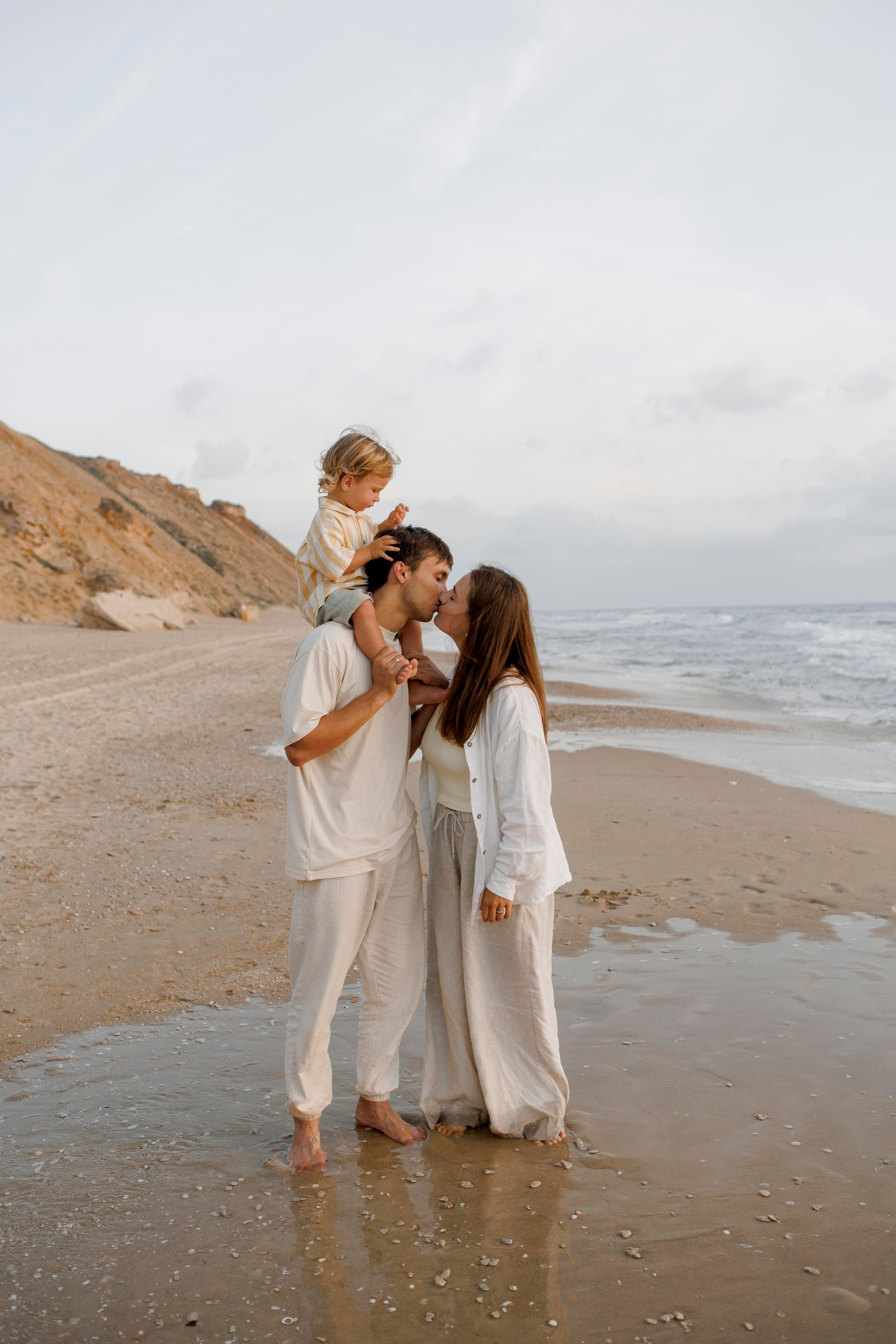 Family photoshoot near the sea (sunset). Главная