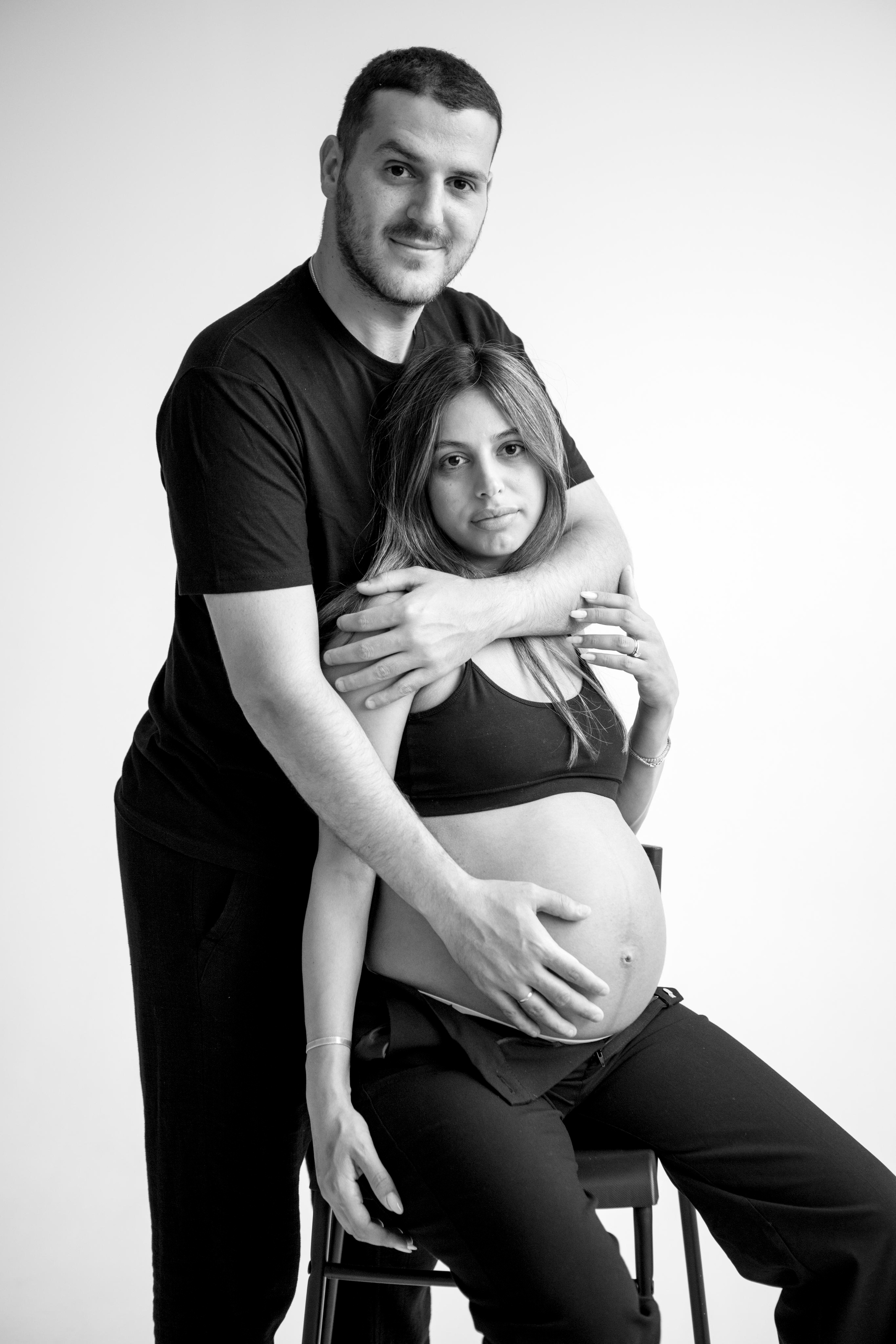 Pregnancy photoshoot inside the White studio. Главная
