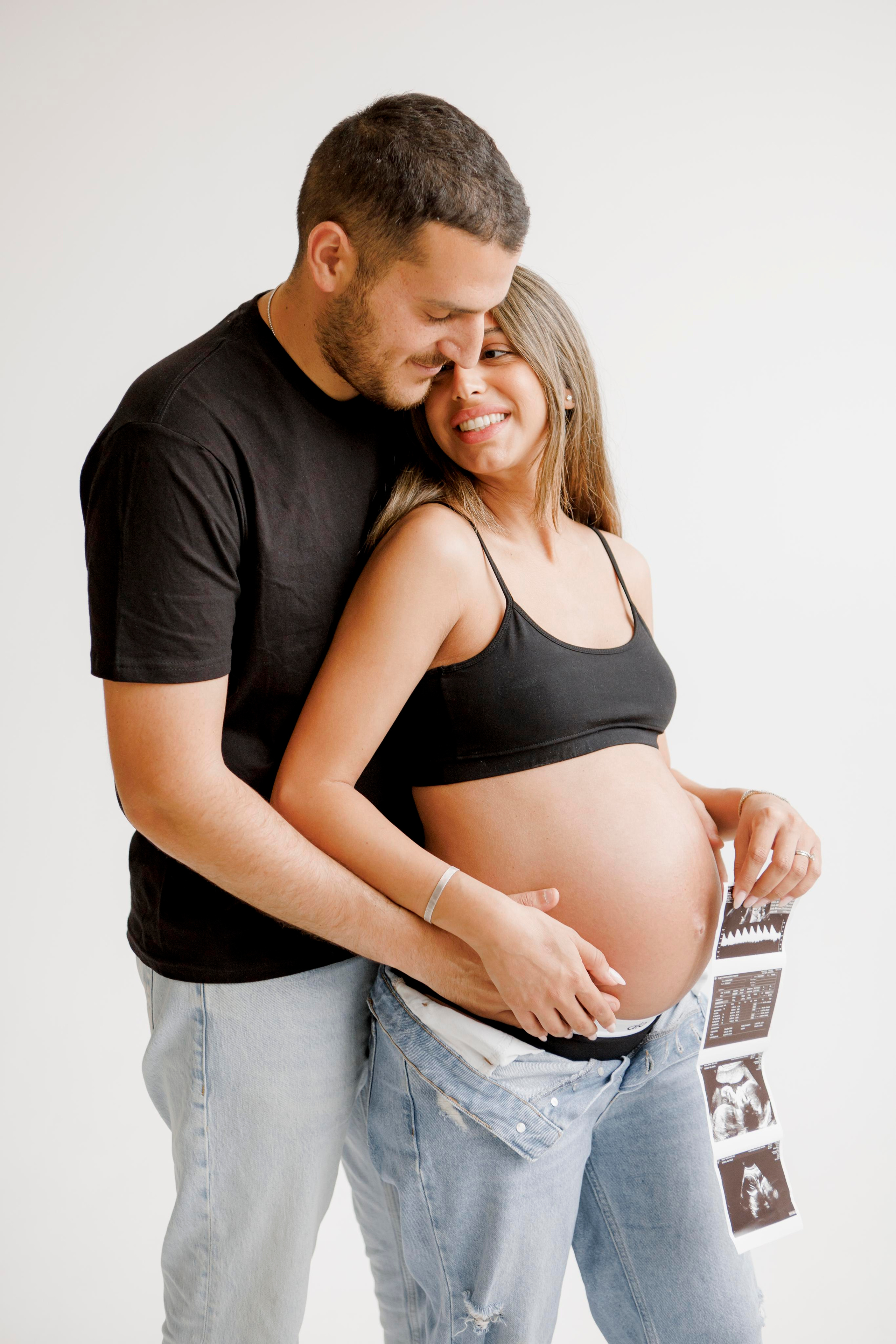 Pregnancy photoshoot inside the White studio. Главная