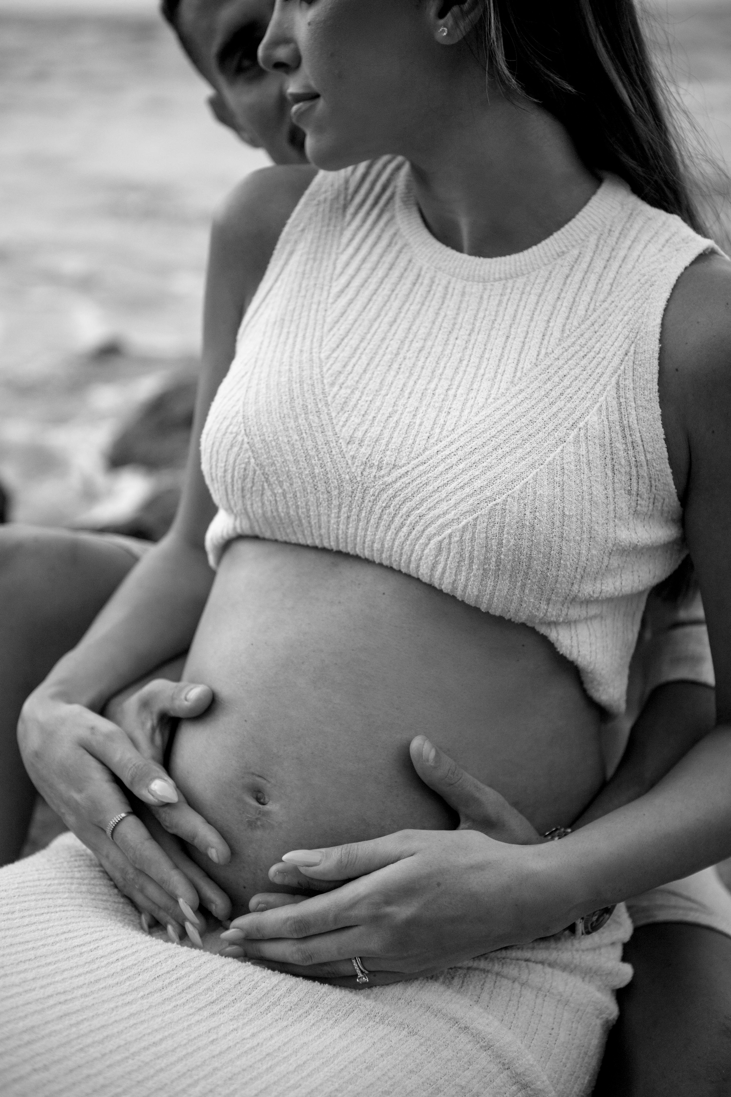 Pregnancy photoshoot near the sea. Главная