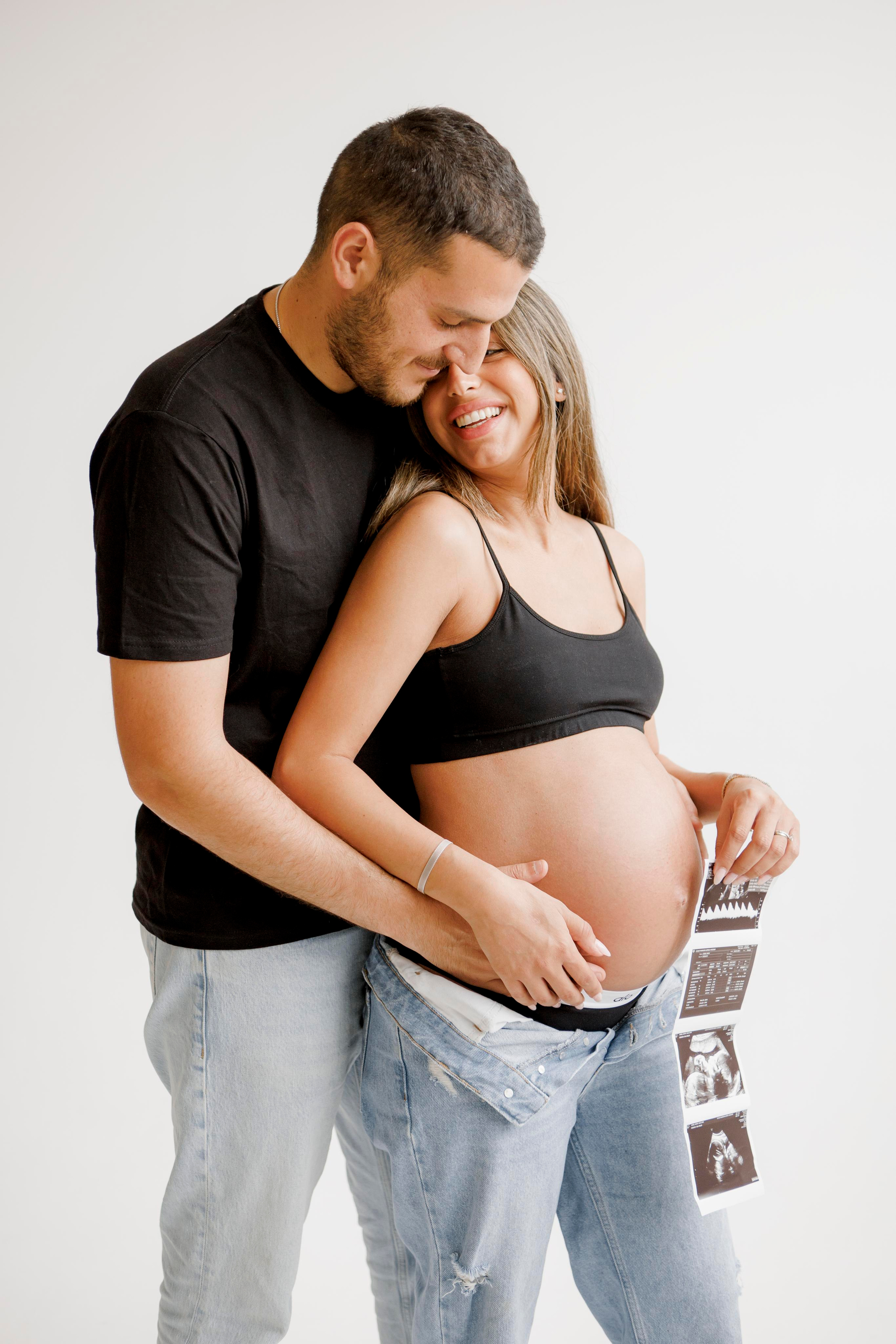 Pregnancy photoshoot inside the White studio. Главная