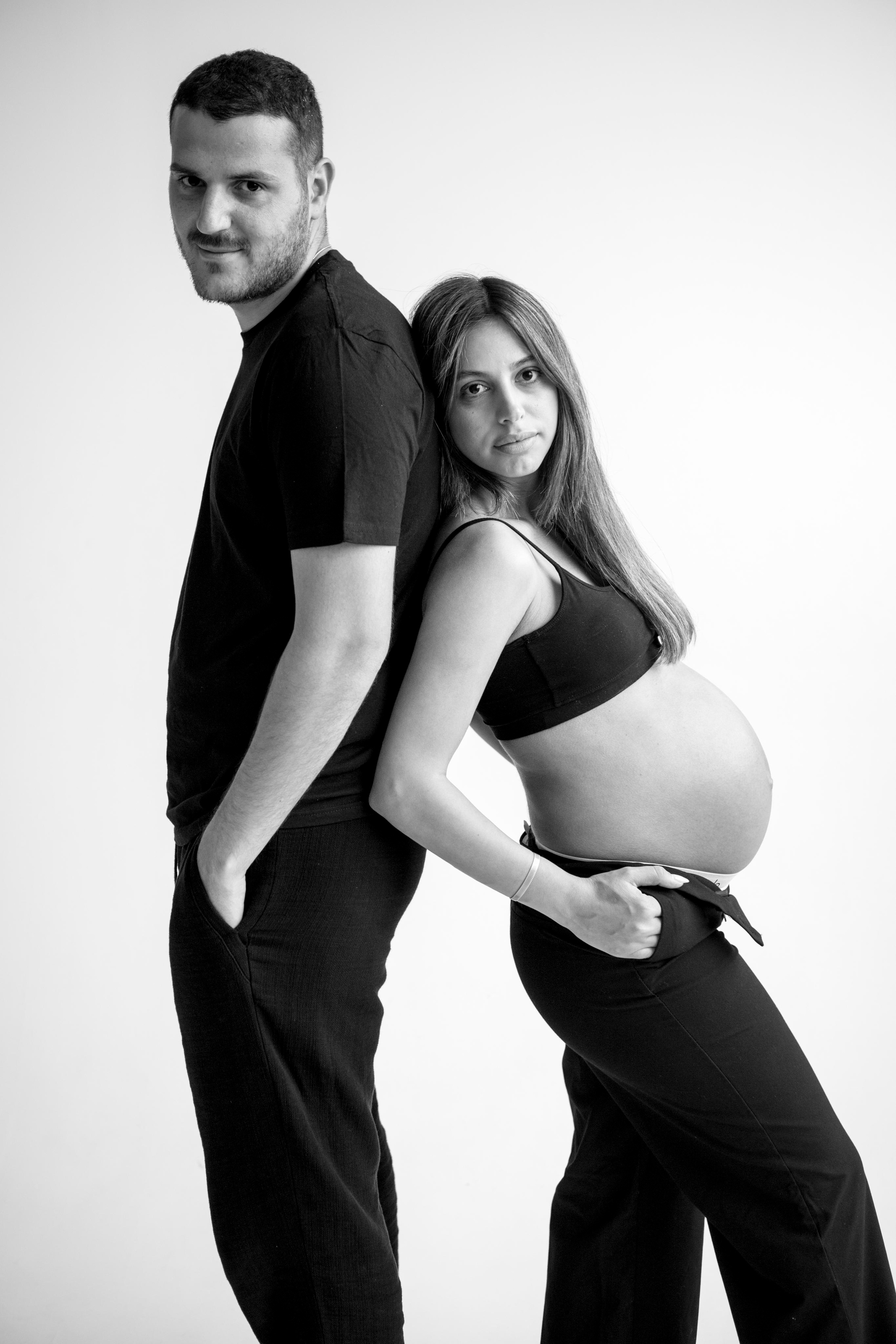 Pregnancy photoshoot inside the White studio. Главная