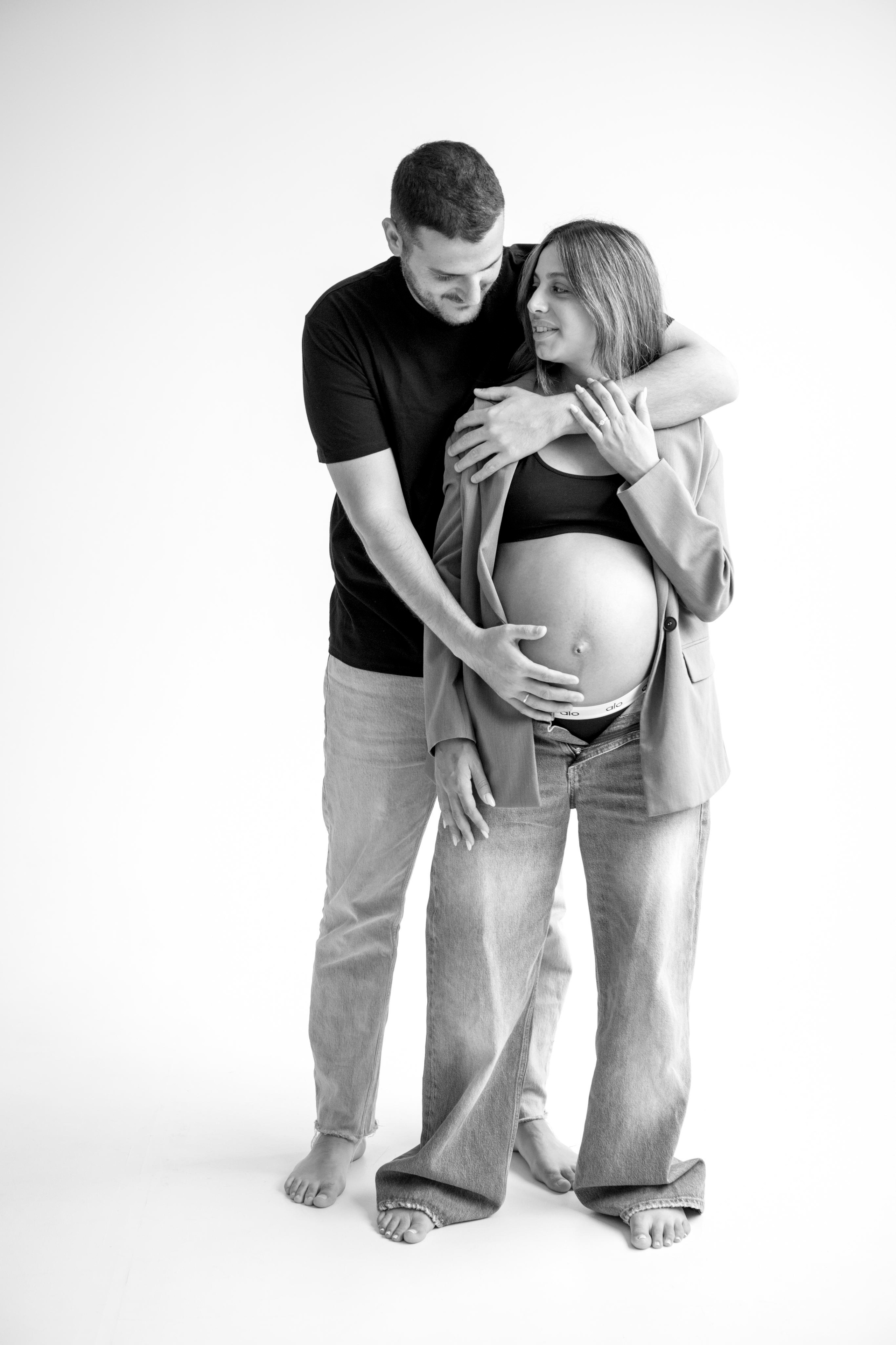 Pregnancy photoshoot inside the White studio. Главная