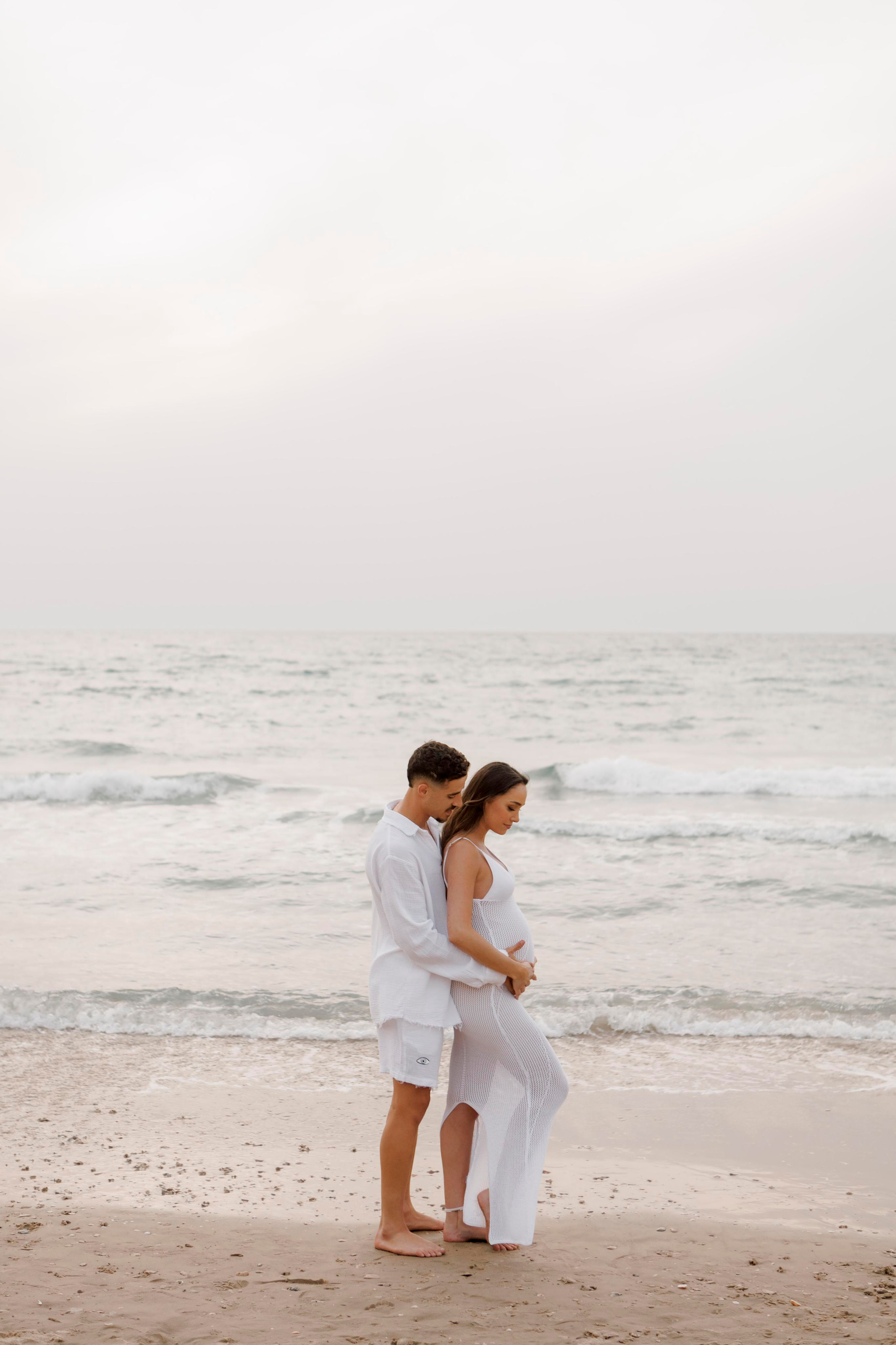 Pregnancy photoshoot near the sea. Главная