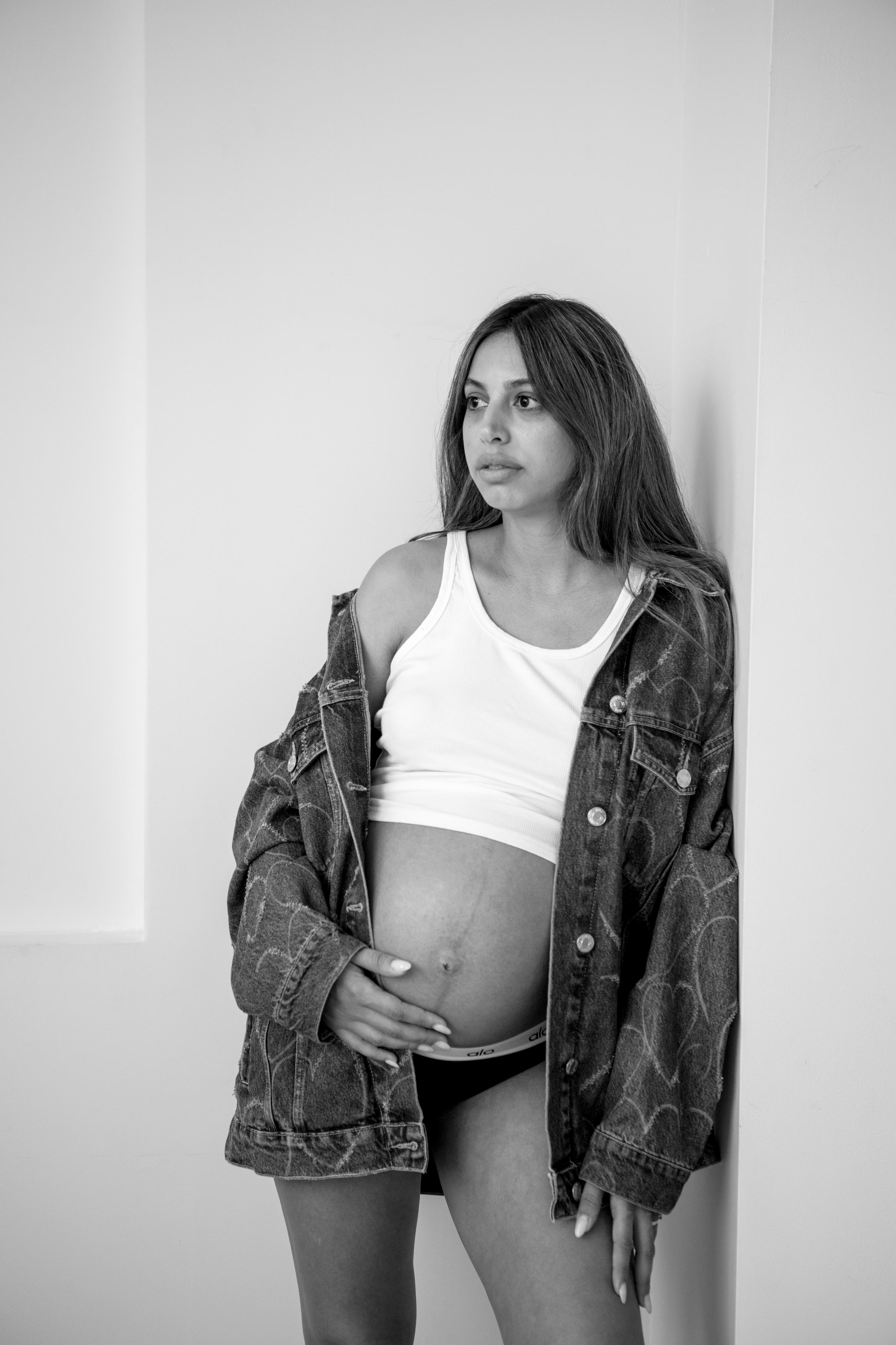 Pregnancy photoshoot inside the White studio. Главная