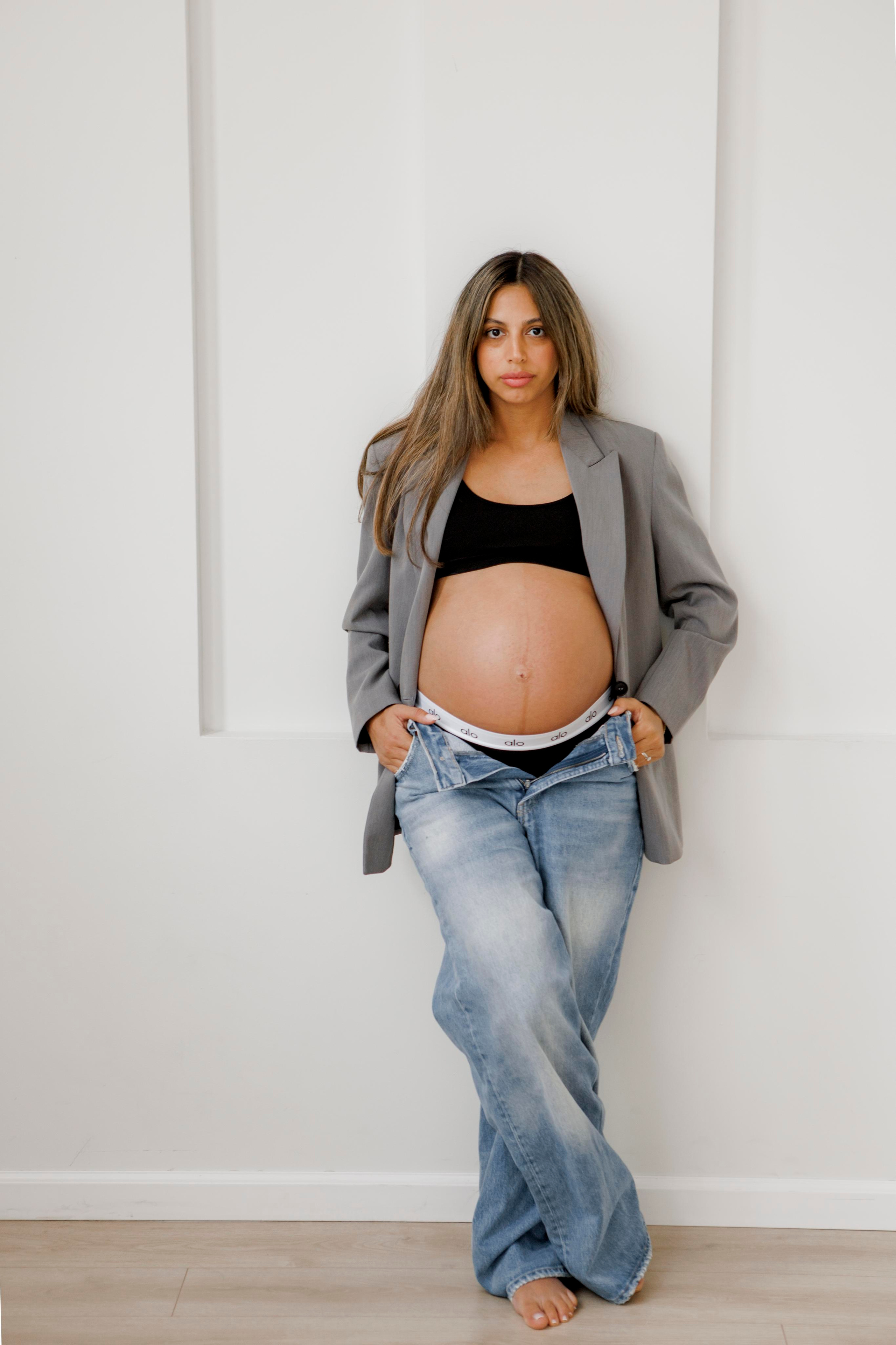Pregnancy photoshoot inside the White studio. Главная