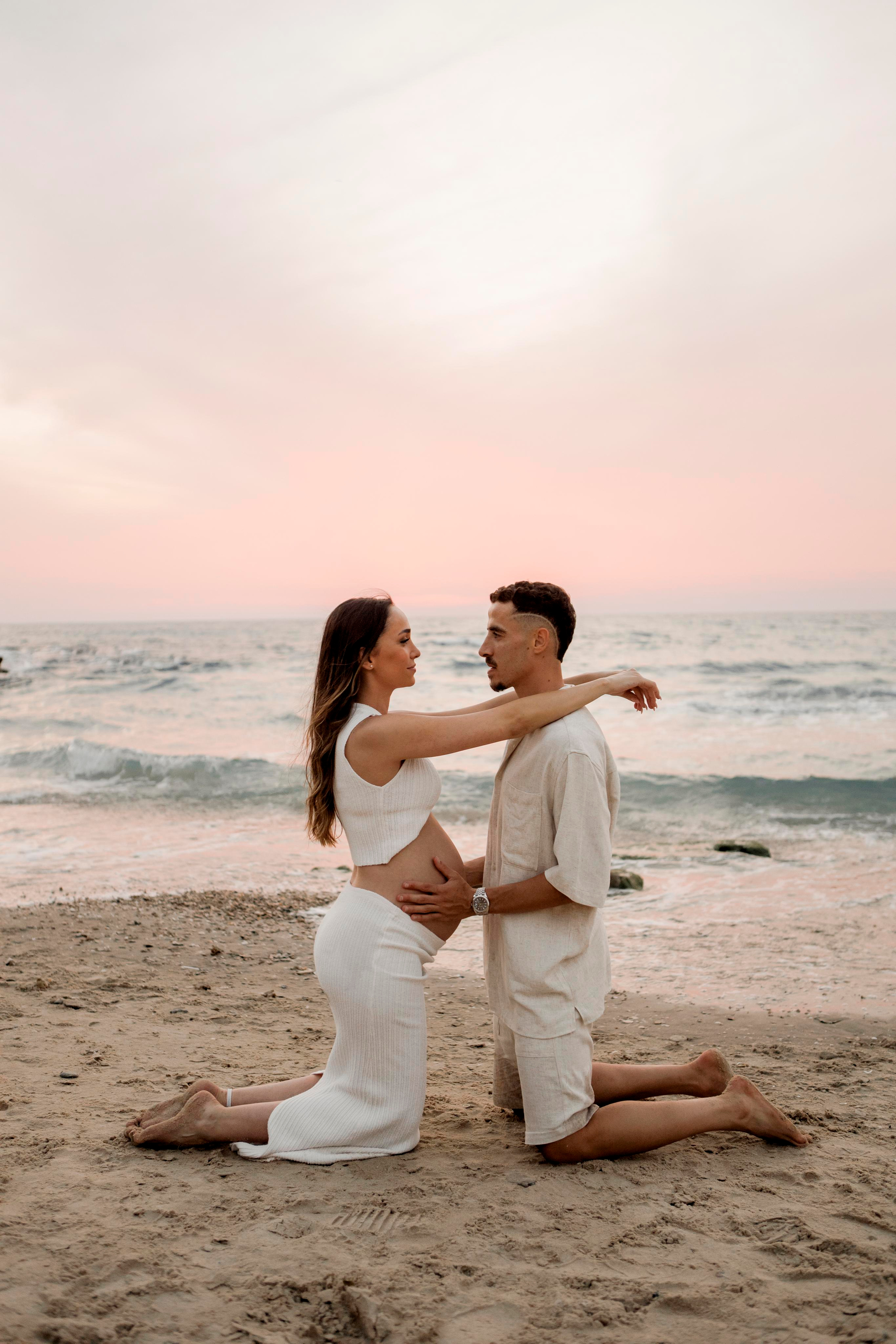 Pregnancy photoshoot near the sea. Главная