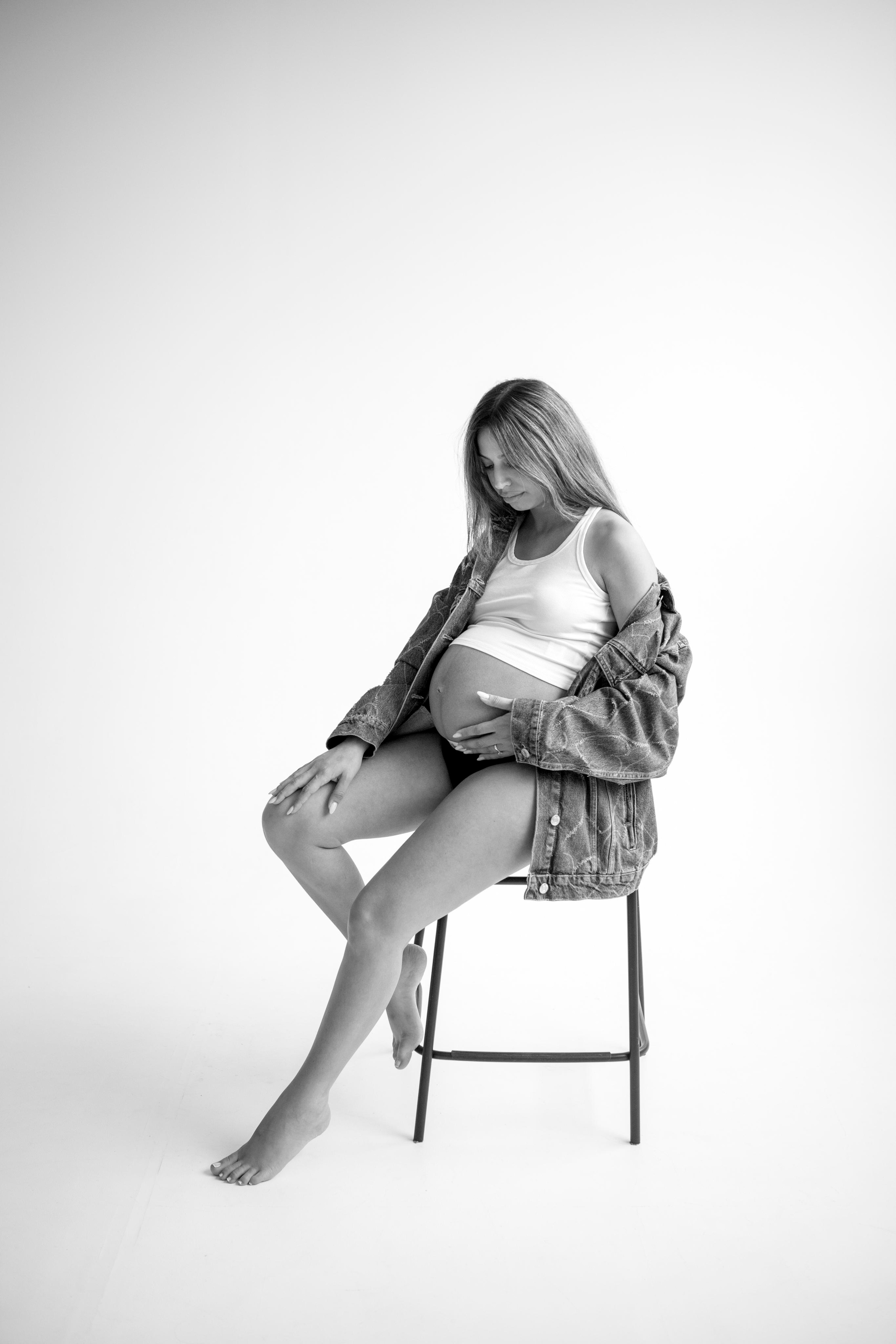 Pregnancy photoshoot inside the White studio. Главная