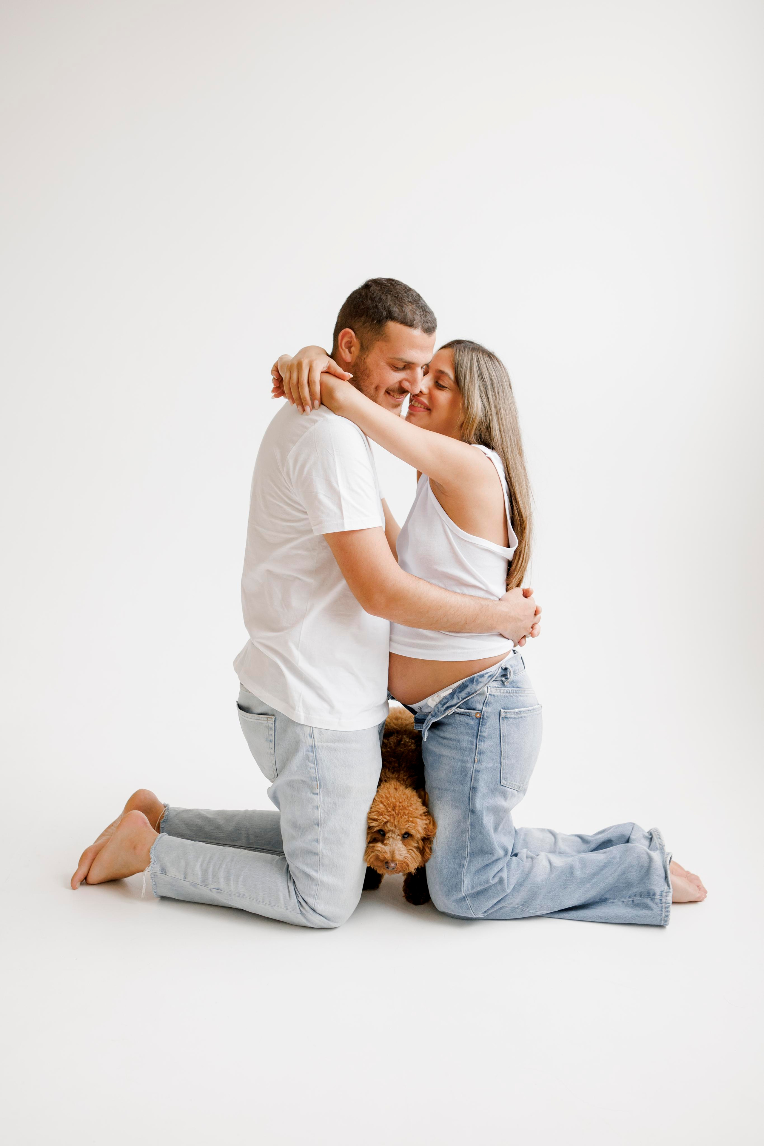 Pregnancy photoshoot inside the White studio. Главная