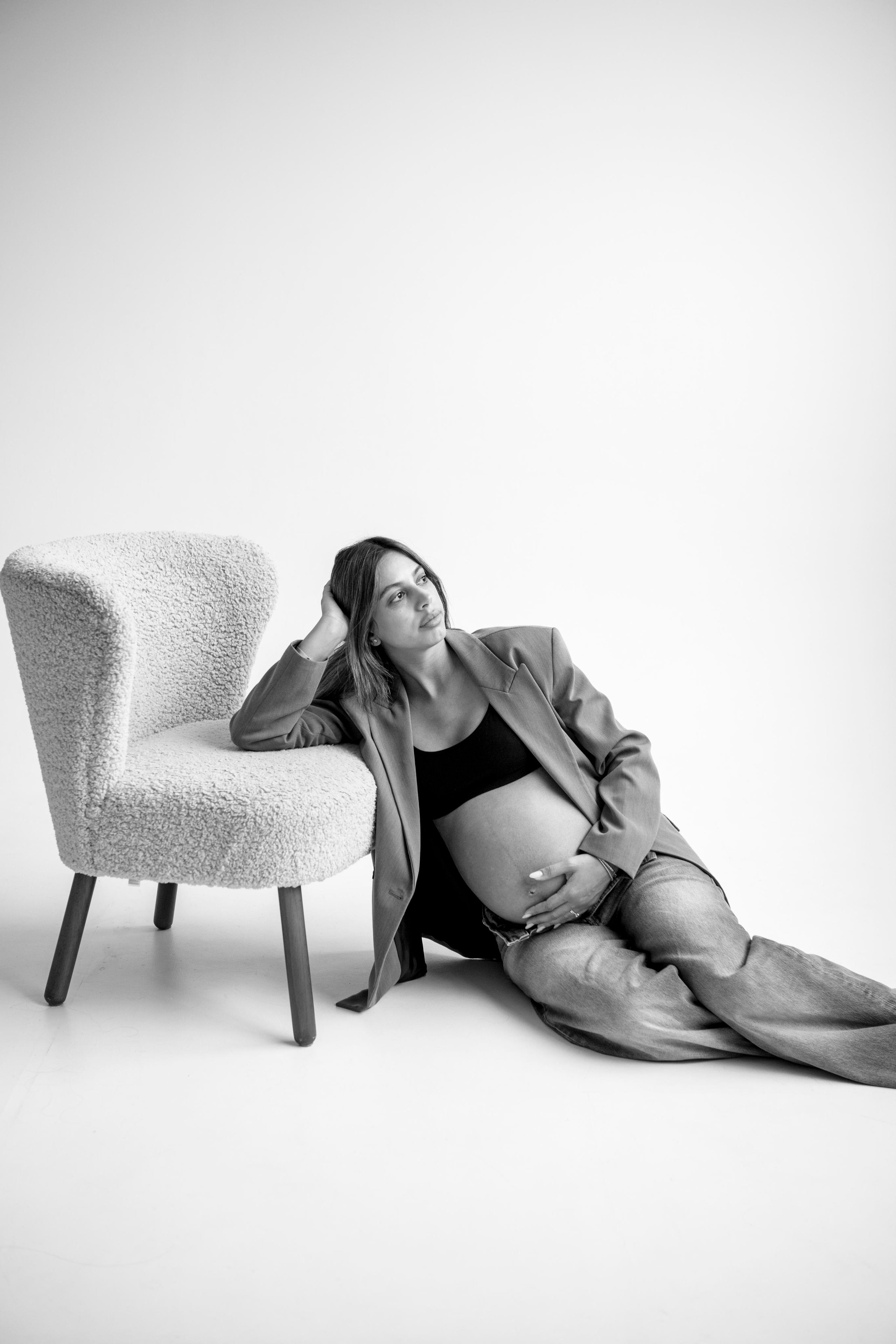 Pregnancy photoshoot inside the White studio. Главная