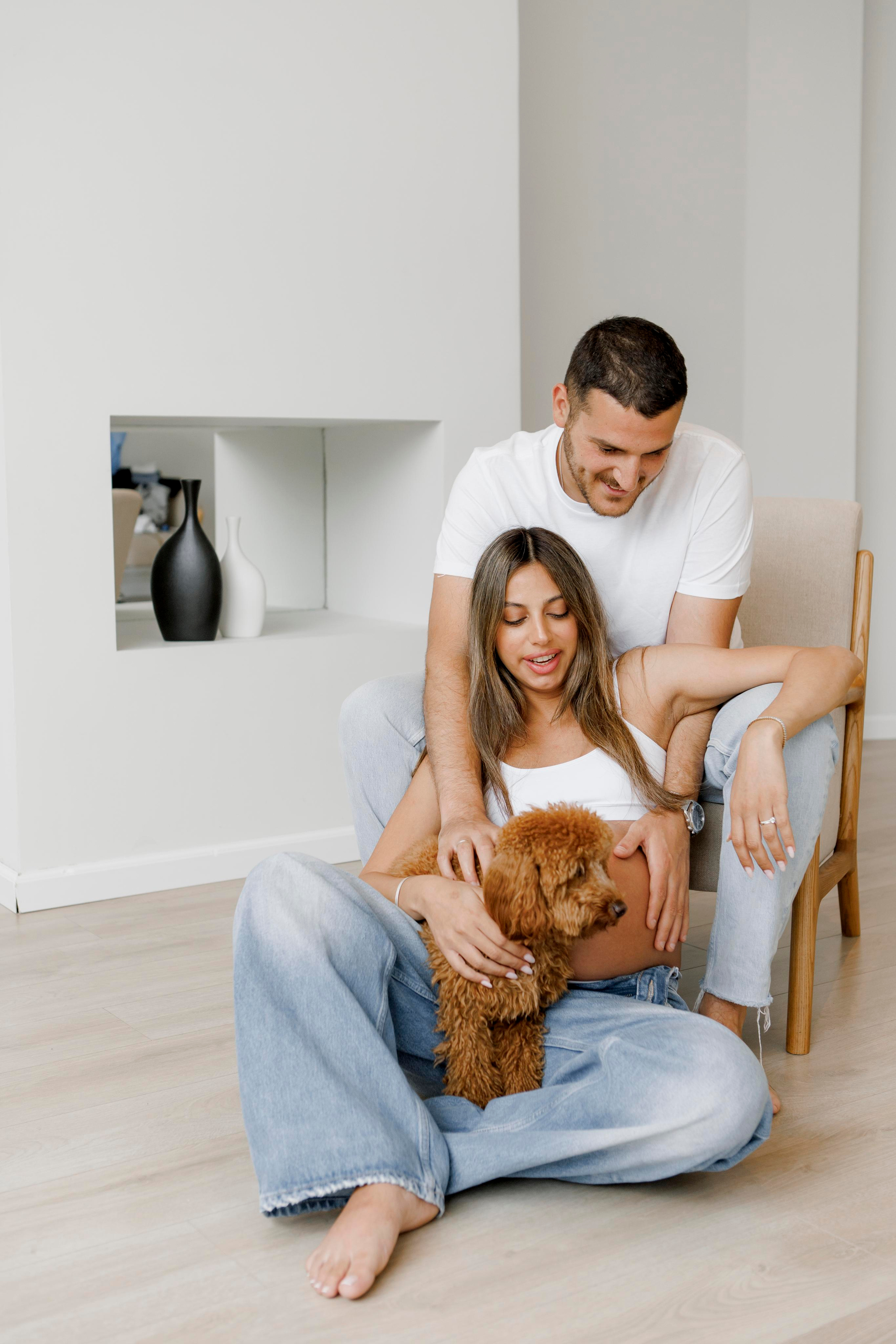 Pregnancy photoshoot inside the White studio. Главная