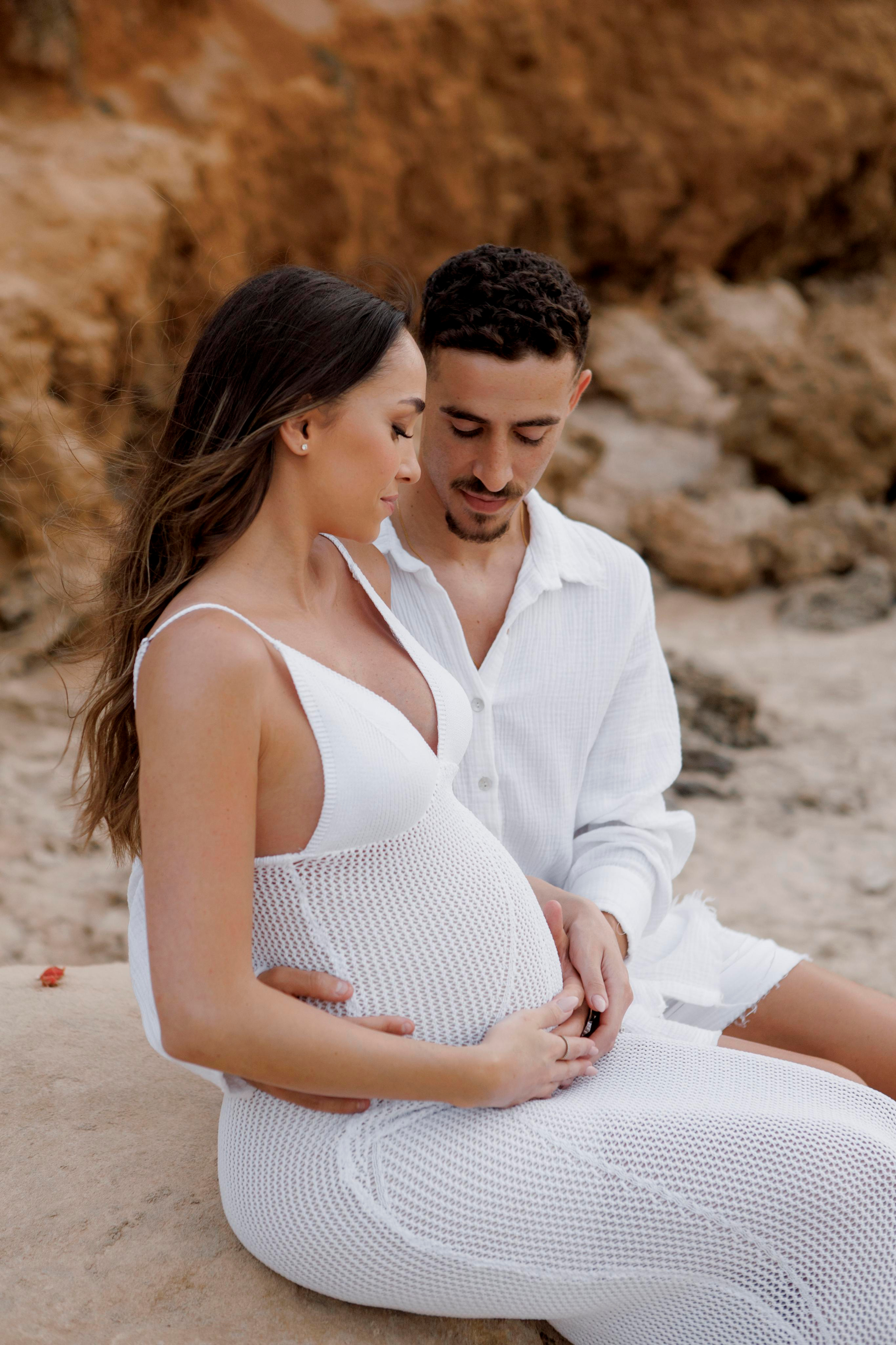 Pregnancy photoshoot near the sea. Главная