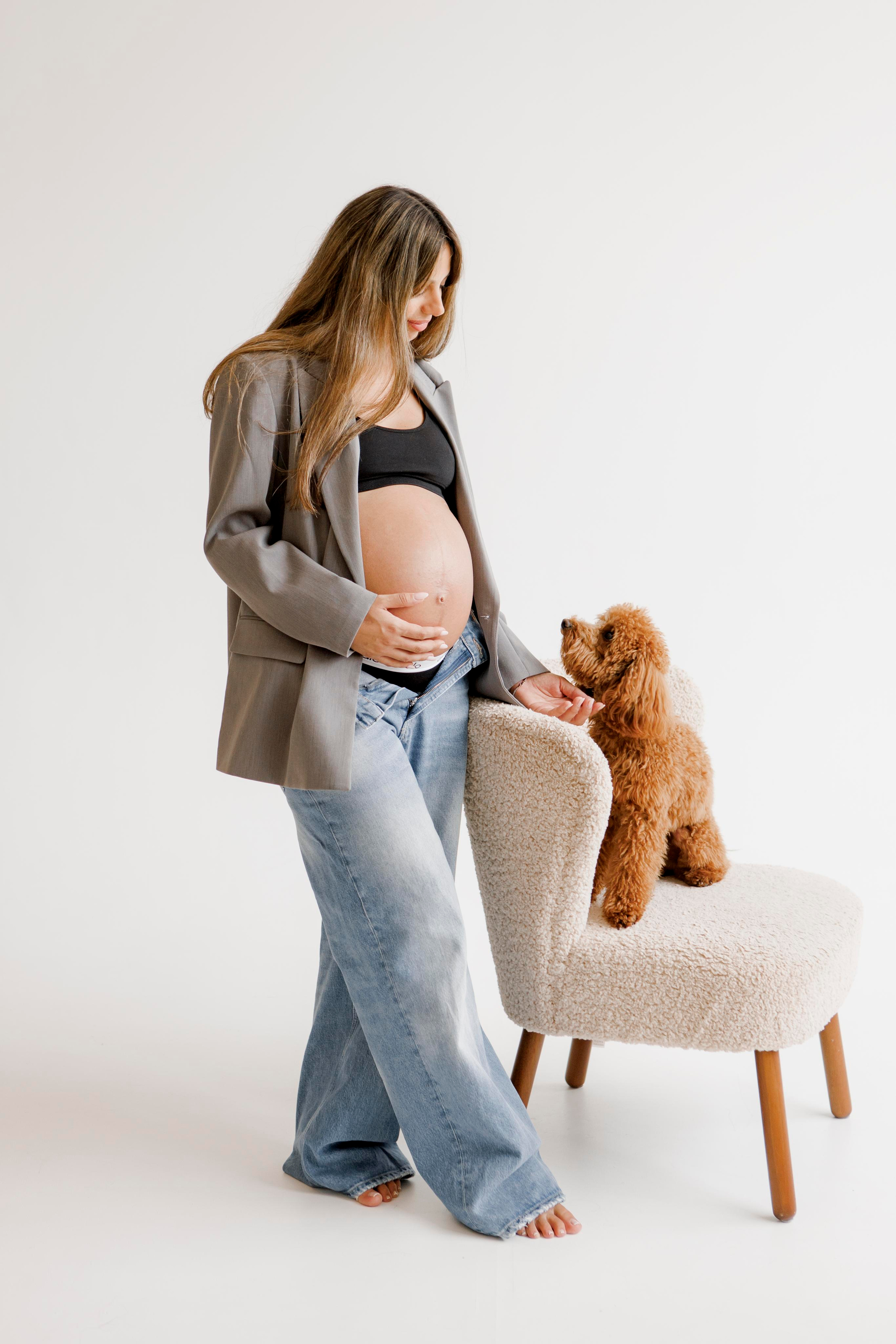 Pregnancy photoshoot inside the White studio. Главная