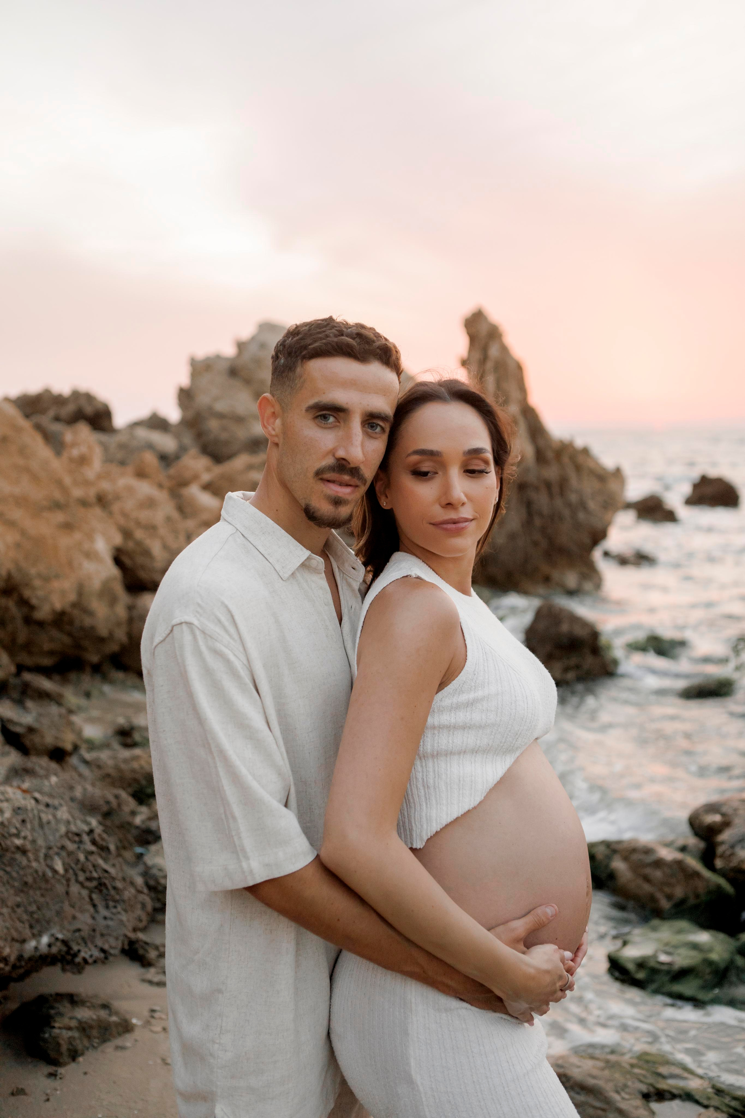 Pregnancy photoshoot near the sea. Главная