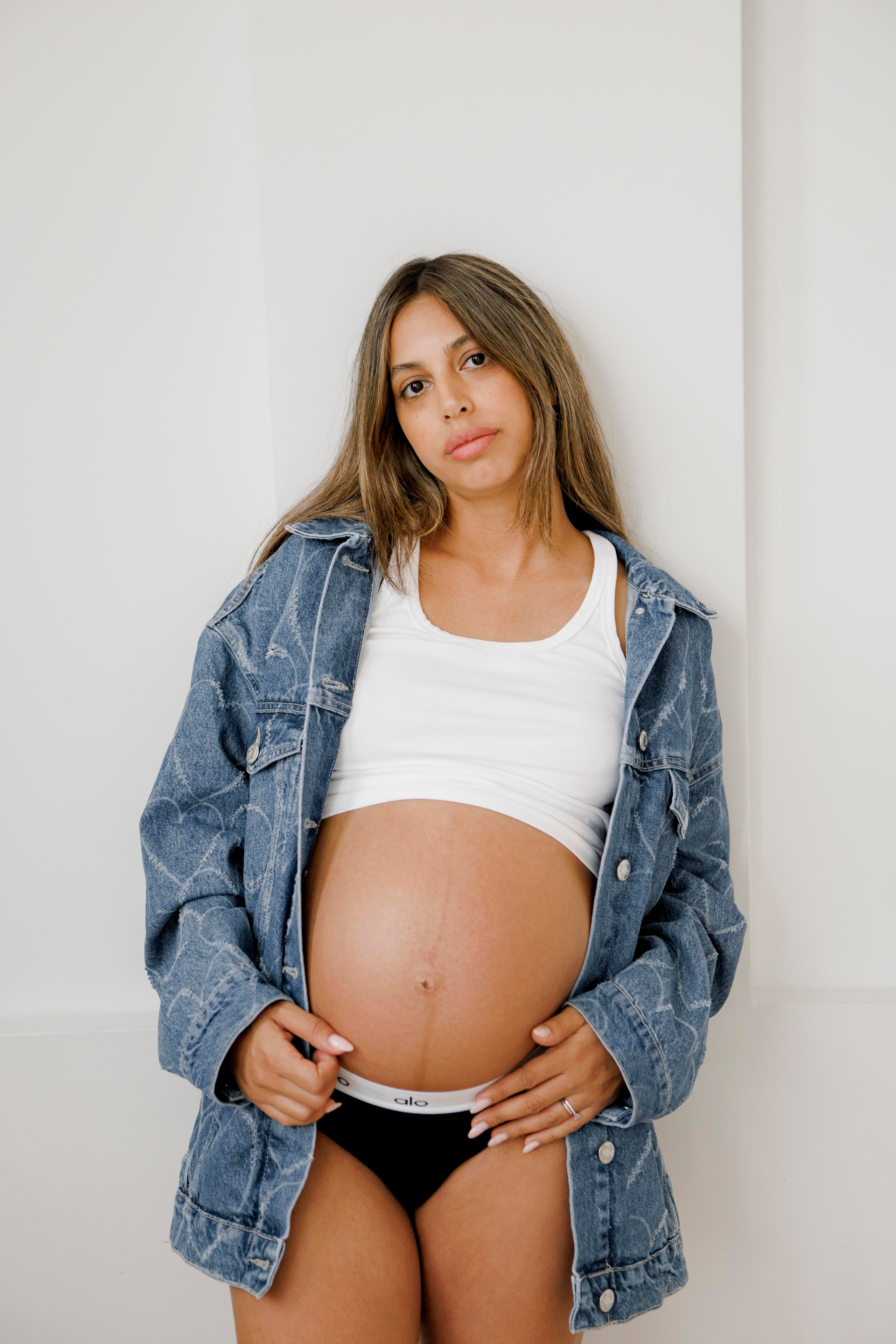 Pregnancy photoshoot inside the White studio. Главная