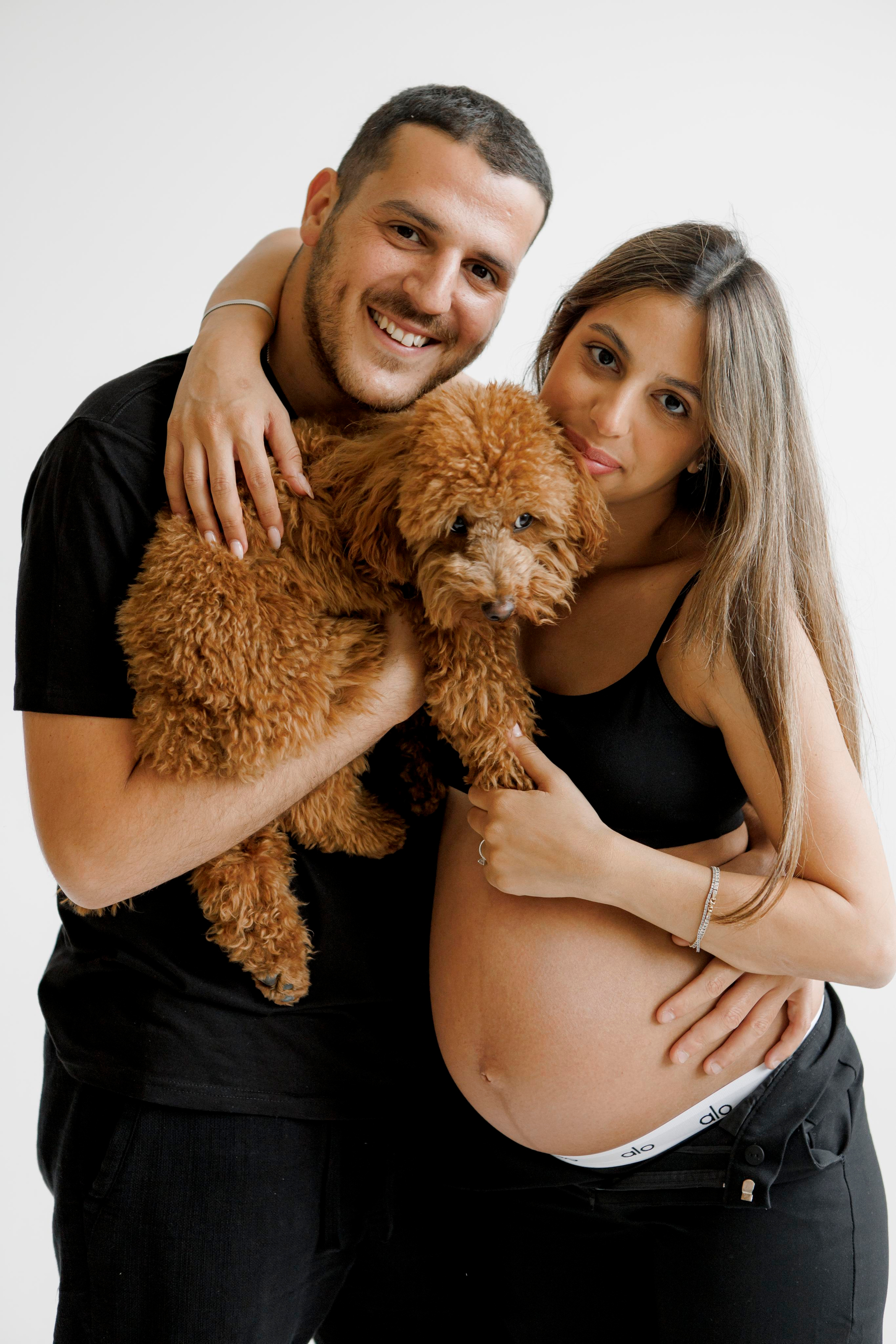Pregnancy photoshoot inside the White studio. Главная