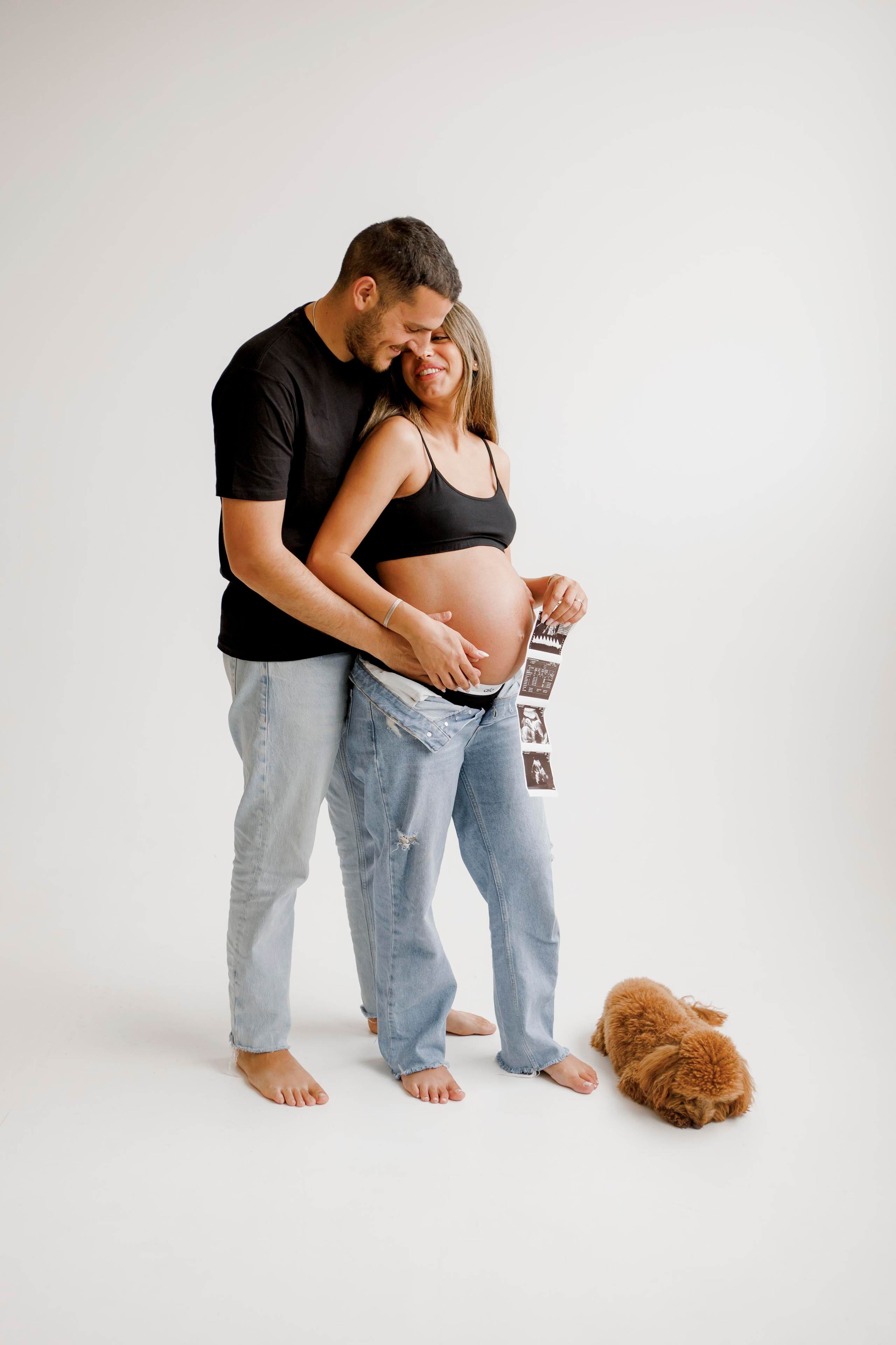 Pregnancy photoshoot inside the White studio. Главная