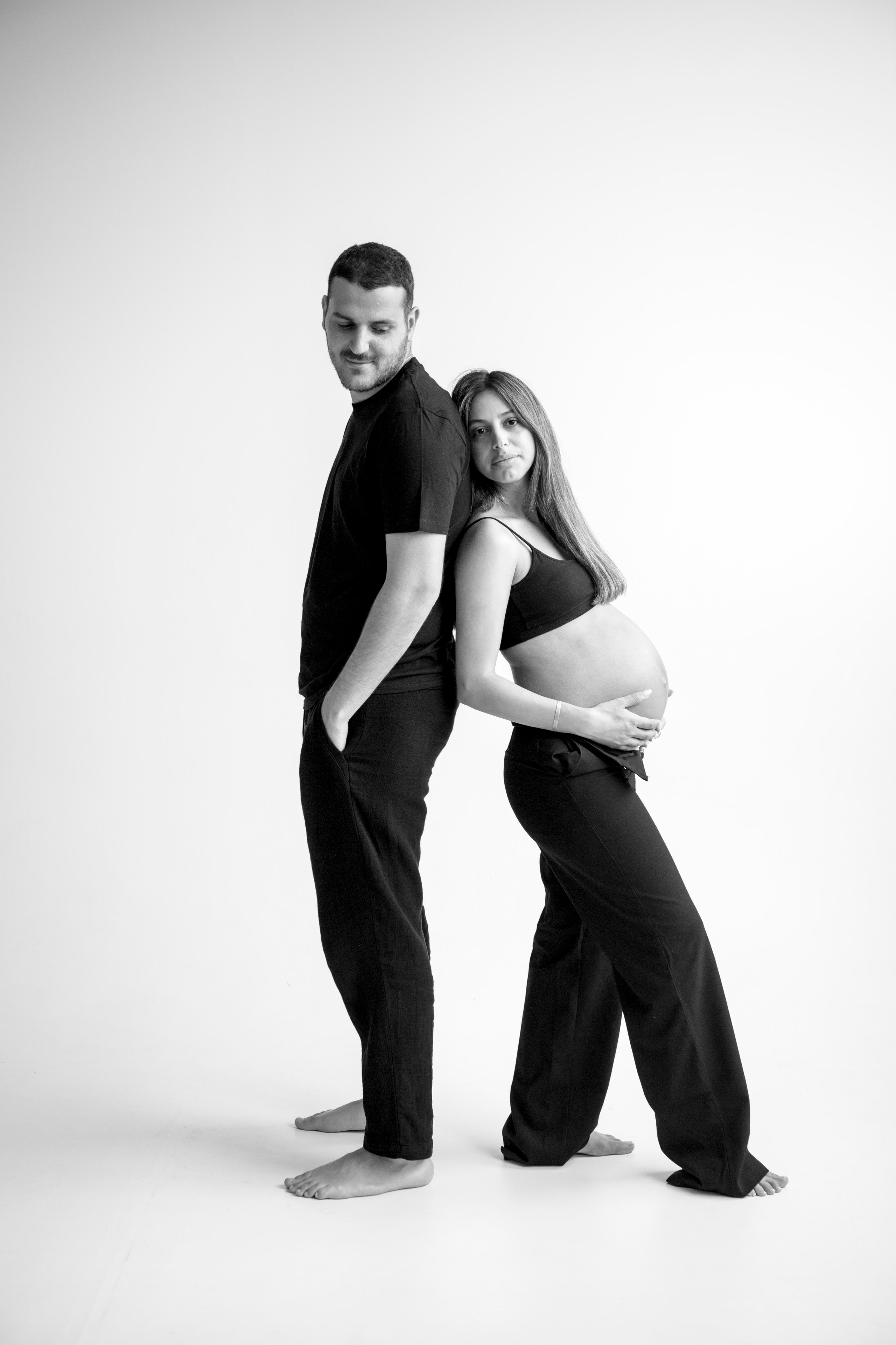Pregnancy photoshoot inside the White studio. Главная