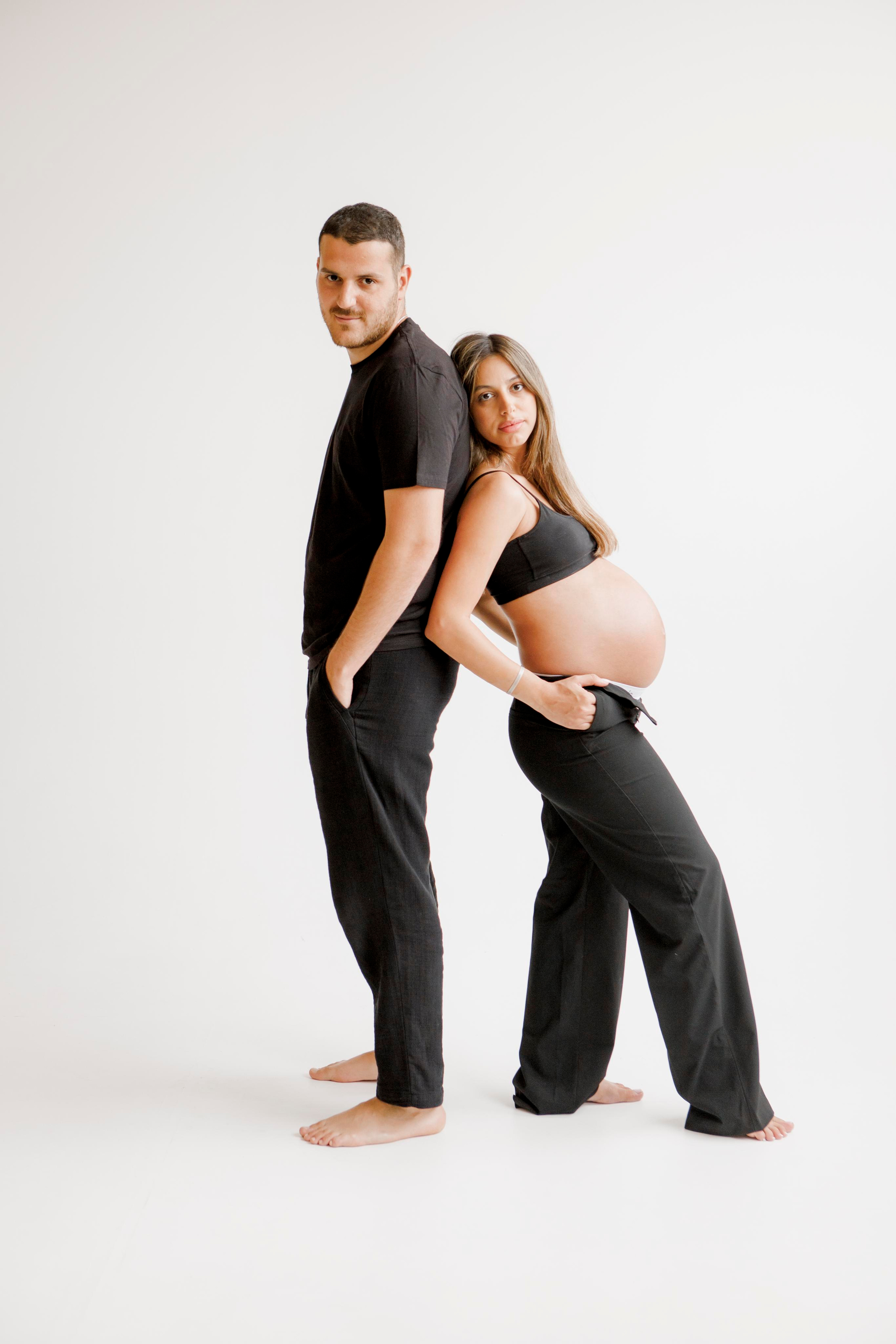 Pregnancy photoshoot inside the White studio. Главная