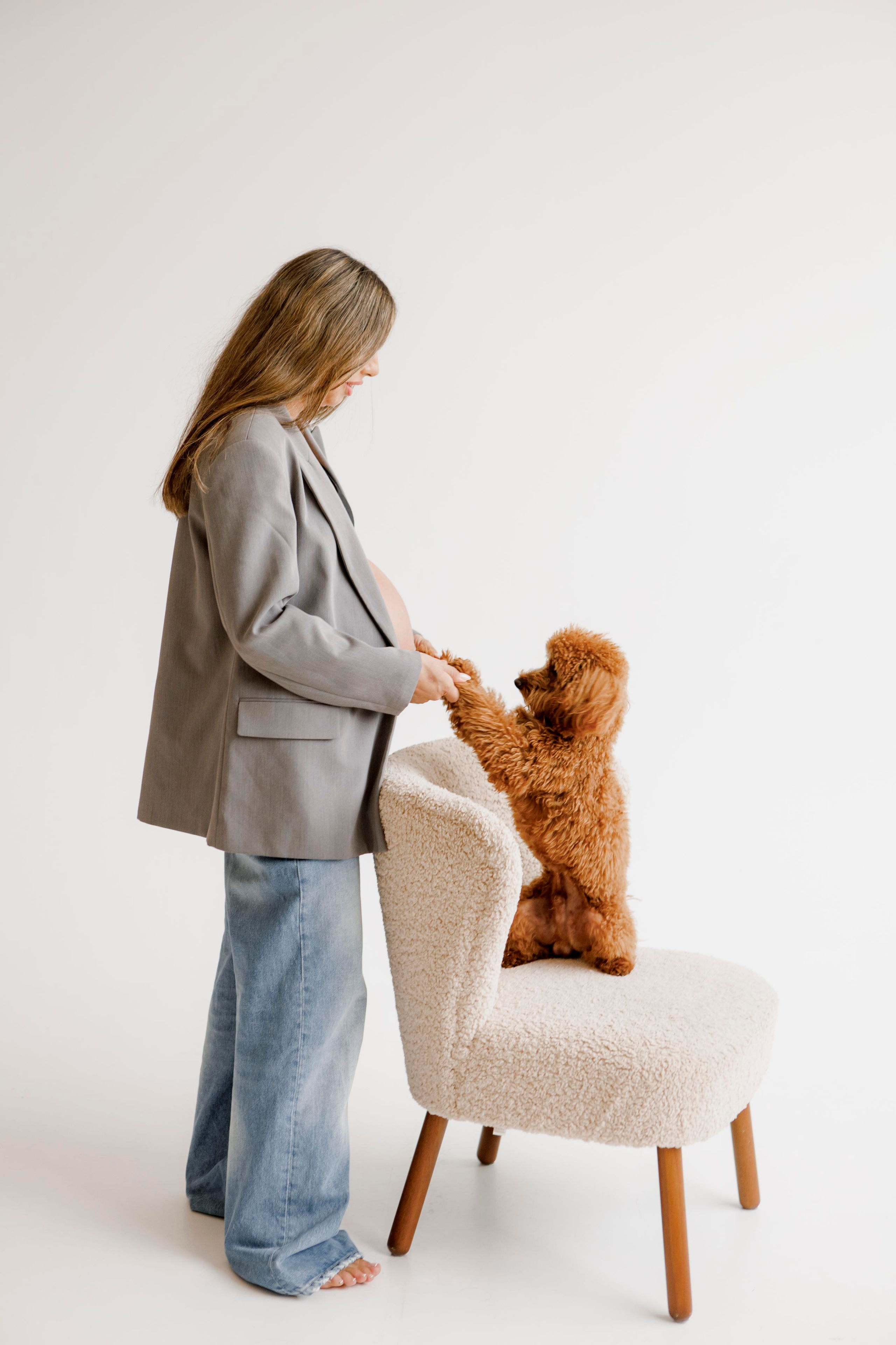 Pregnancy photoshoot inside the White studio. Главная