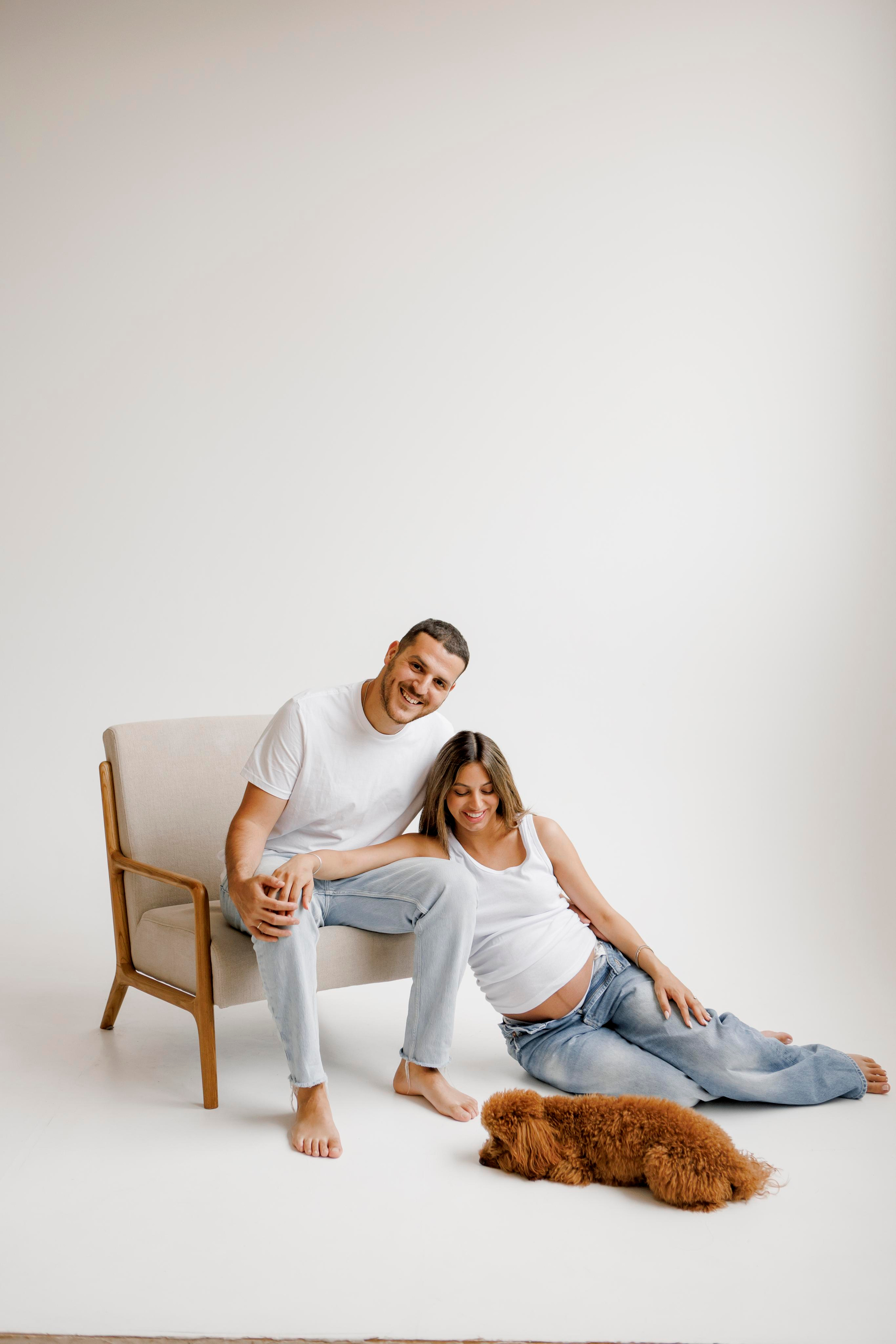 Pregnancy photoshoot inside the White studio. Главная