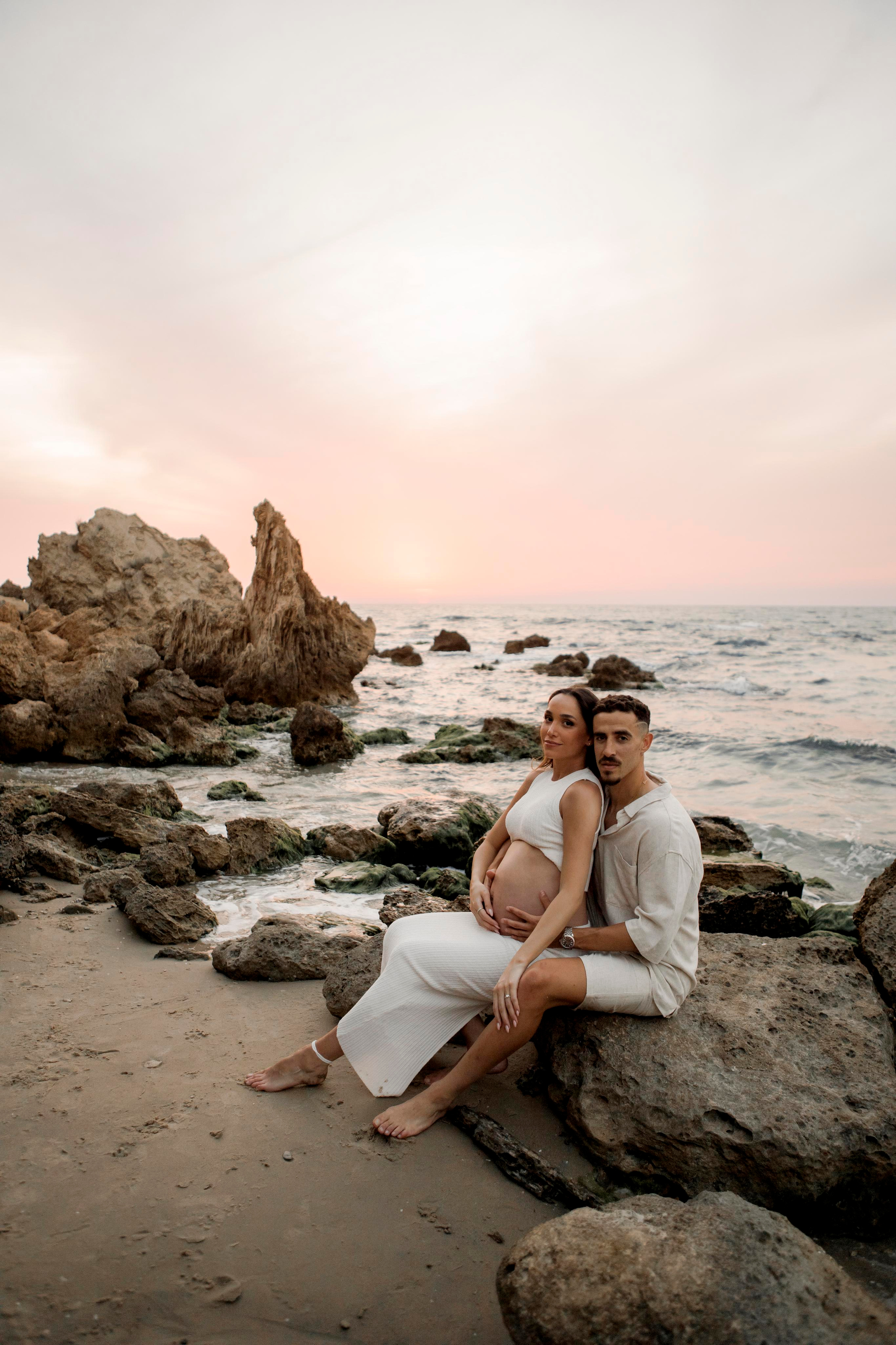 Pregnancy photoshoot near the sea. Главная