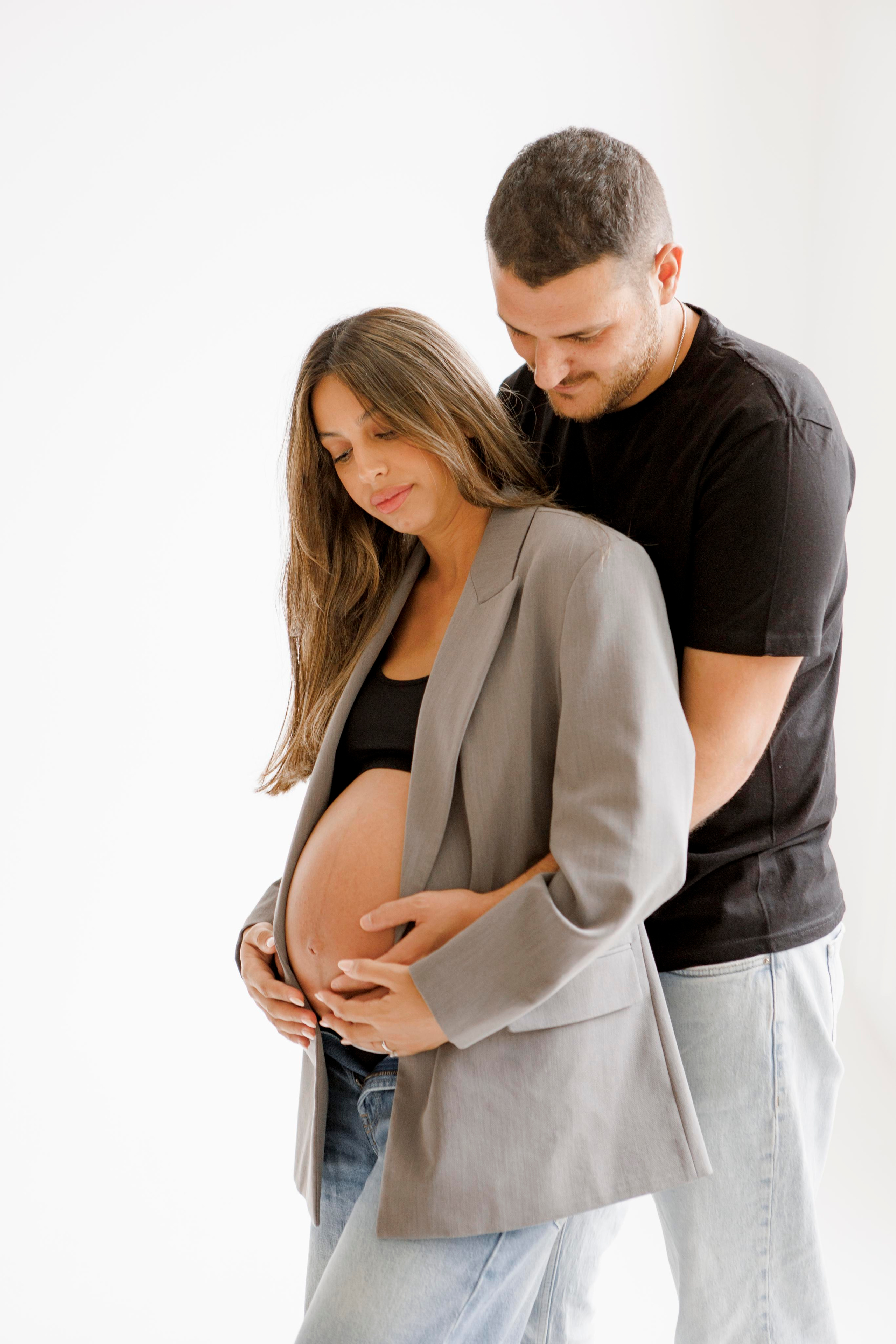 Pregnancy photoshoot inside the White studio. Главная