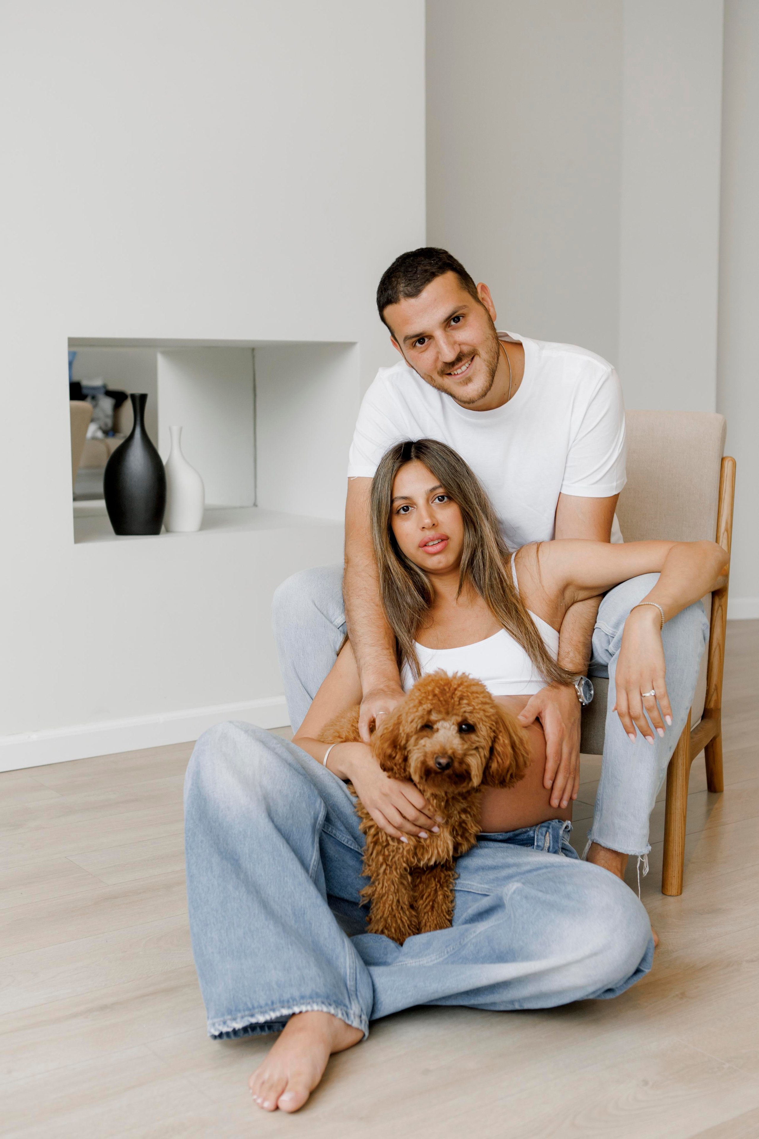 Pregnancy photoshoot inside the White studio. Главная