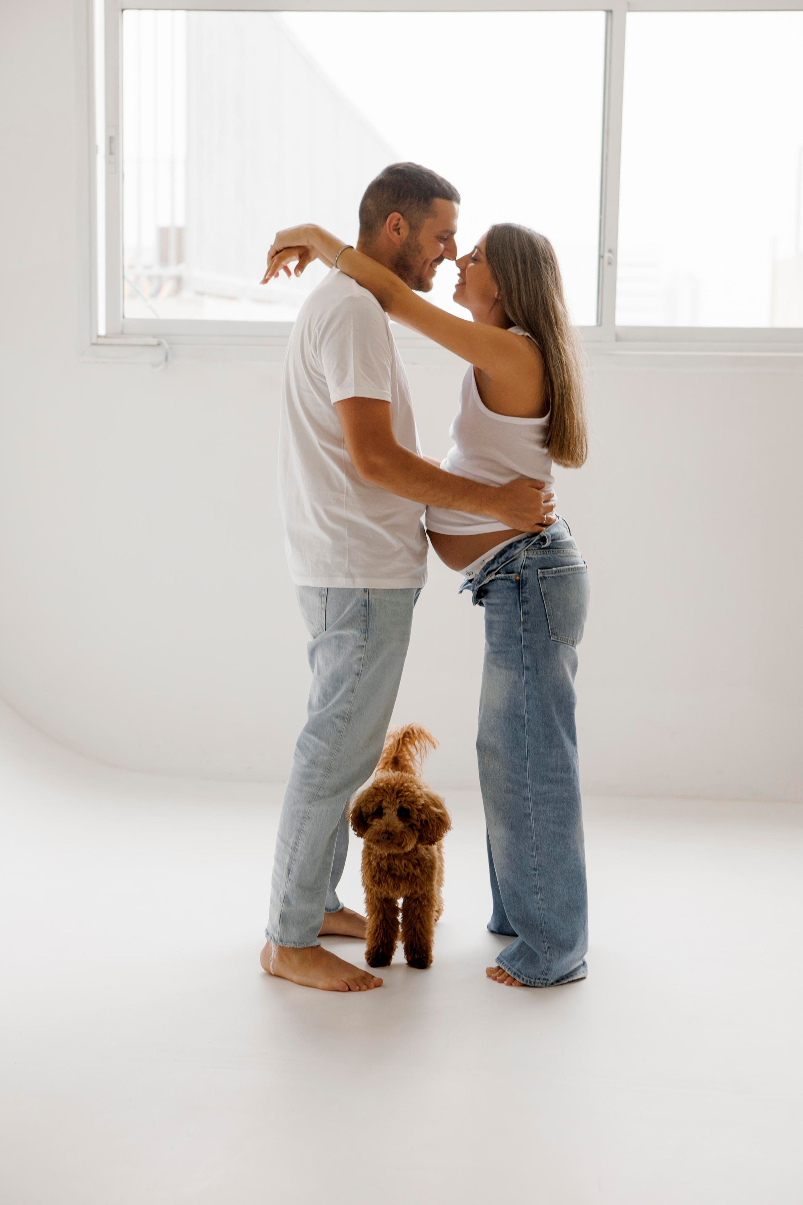 Pregnancy photoshoot inside the White studio. Главная