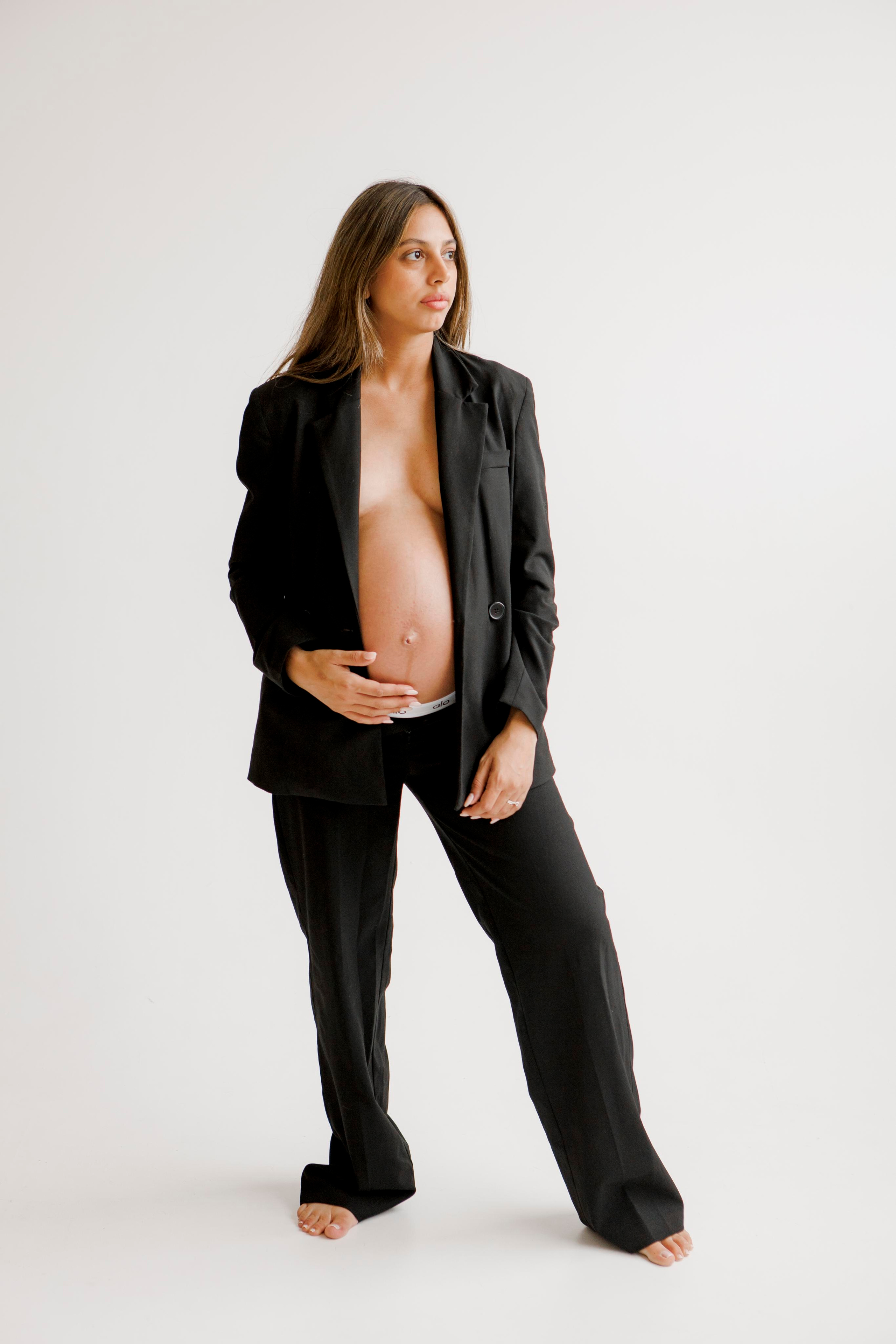 Pregnancy photoshoot inside the White studio. Главная