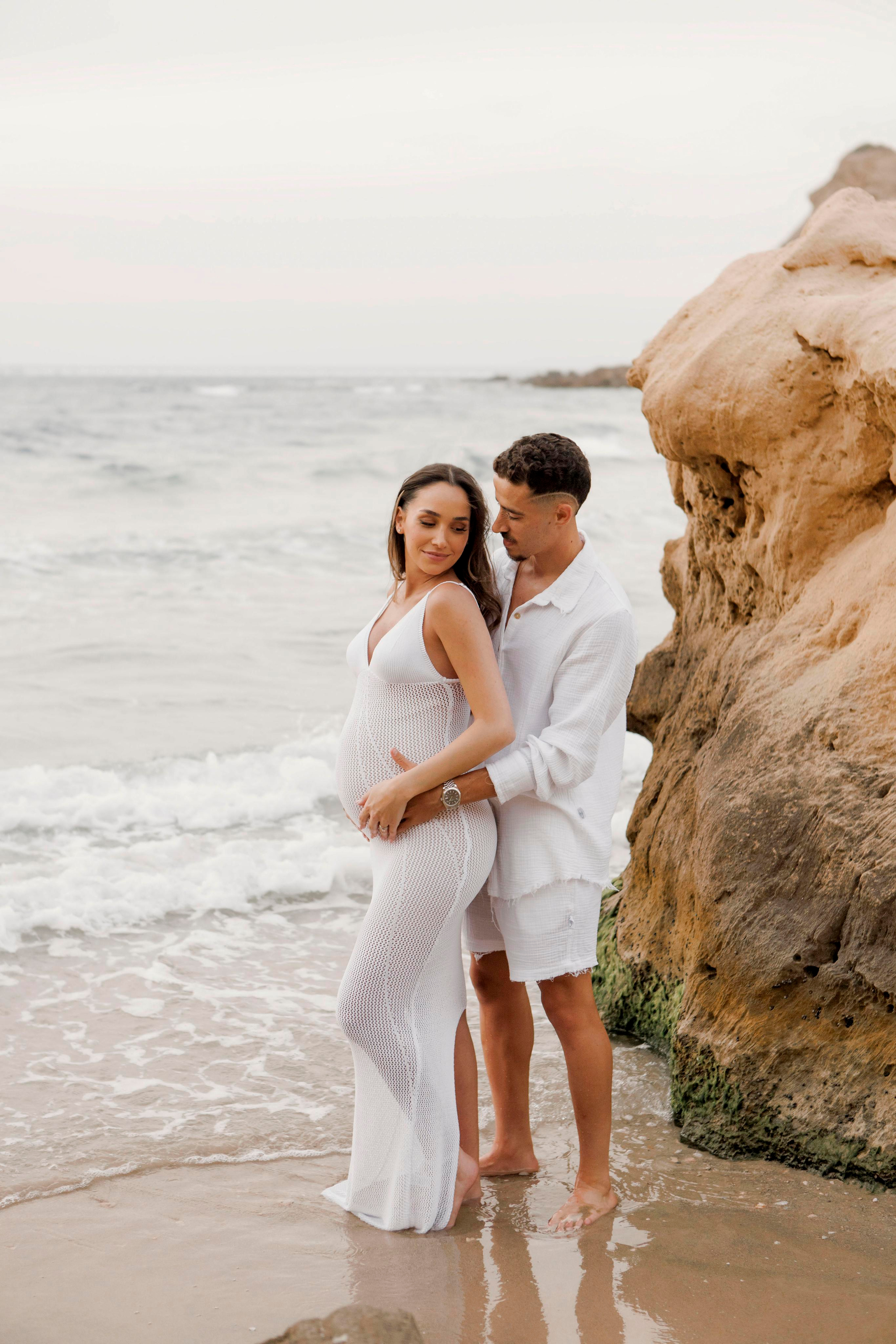 Pregnancy photoshoot near the sea. Главная