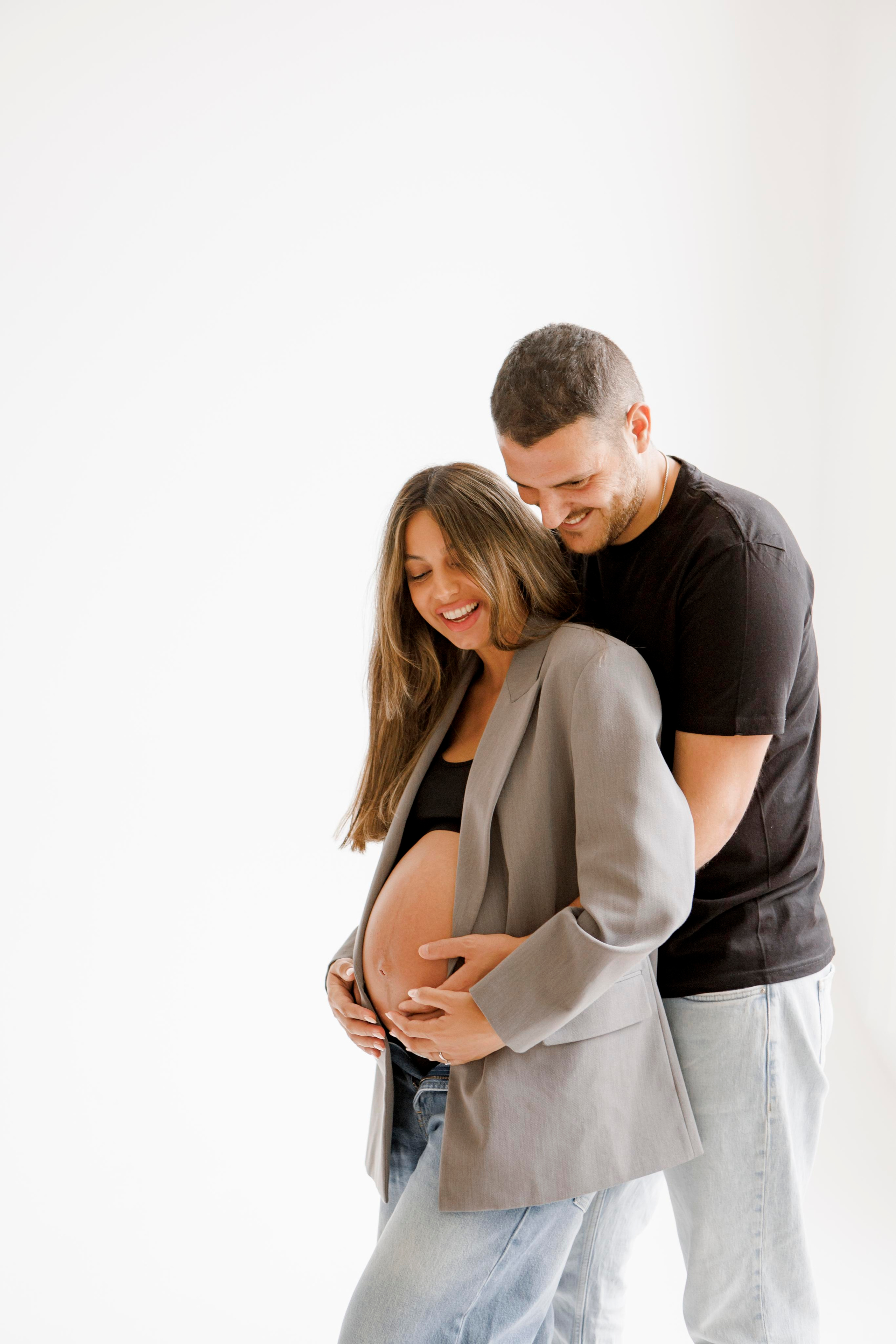 Pregnancy photoshoot inside the White studio. Главная