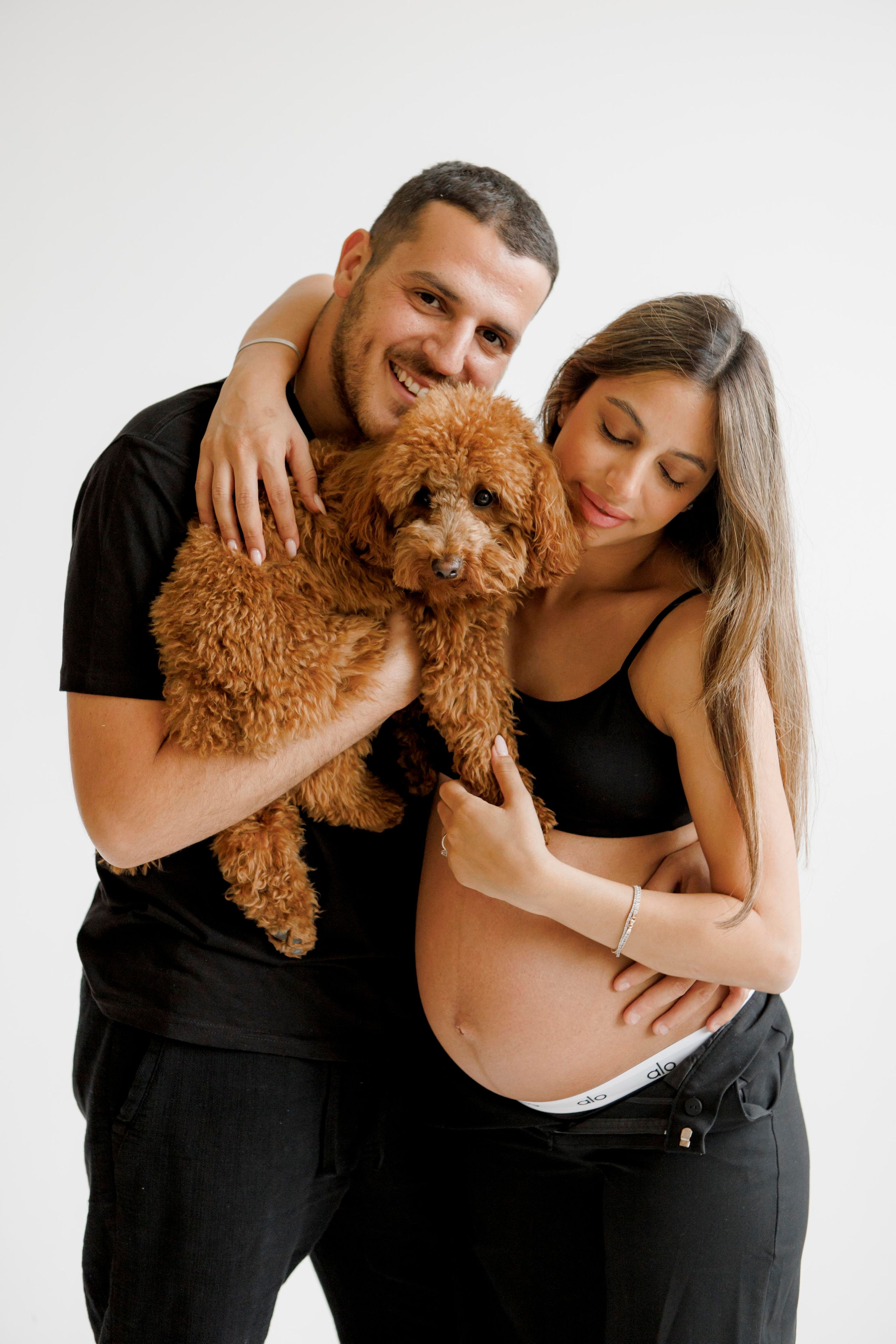 Pregnancy photoshoot inside the White studio. Главная