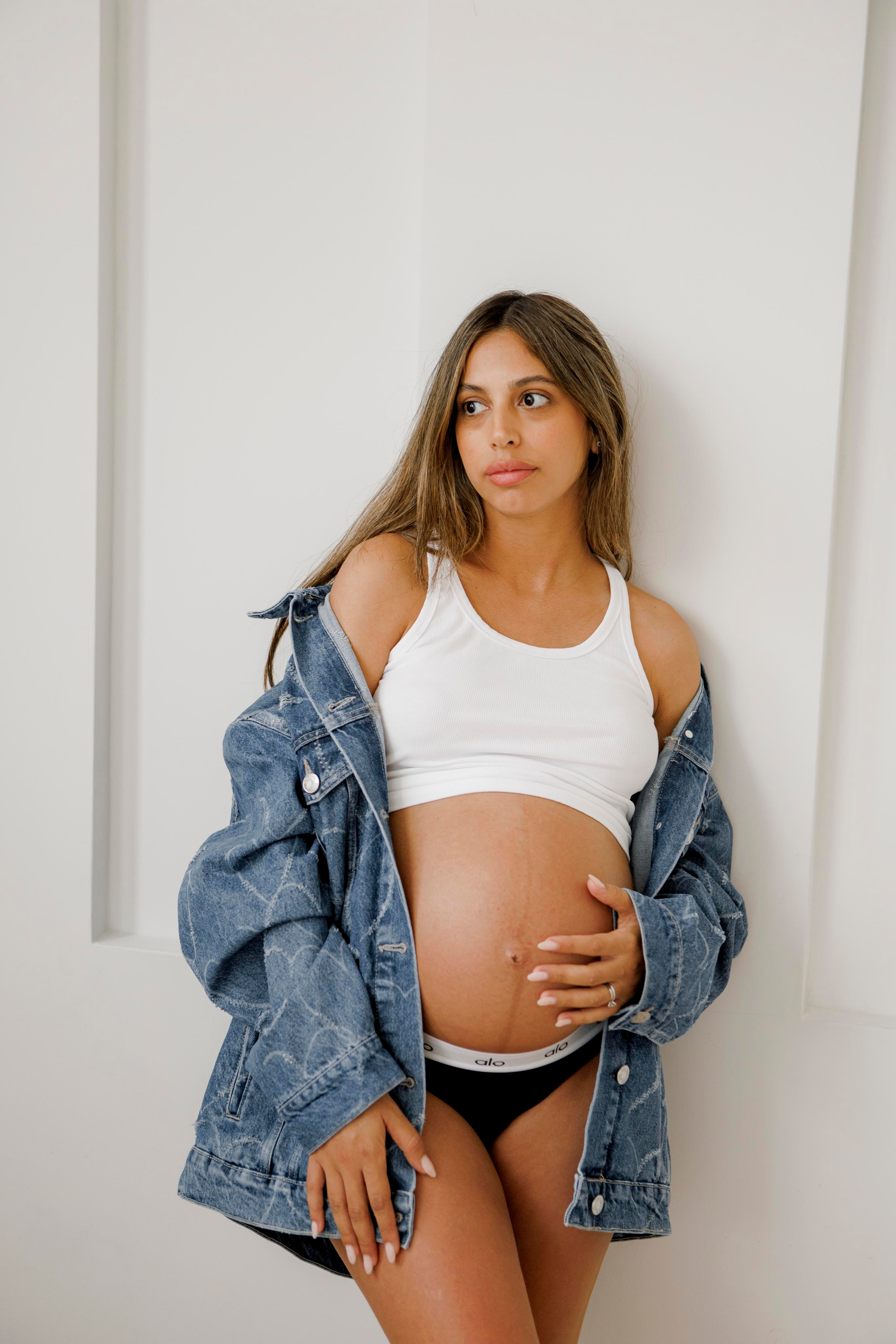 Pregnancy photoshoot inside the White studio. Главная