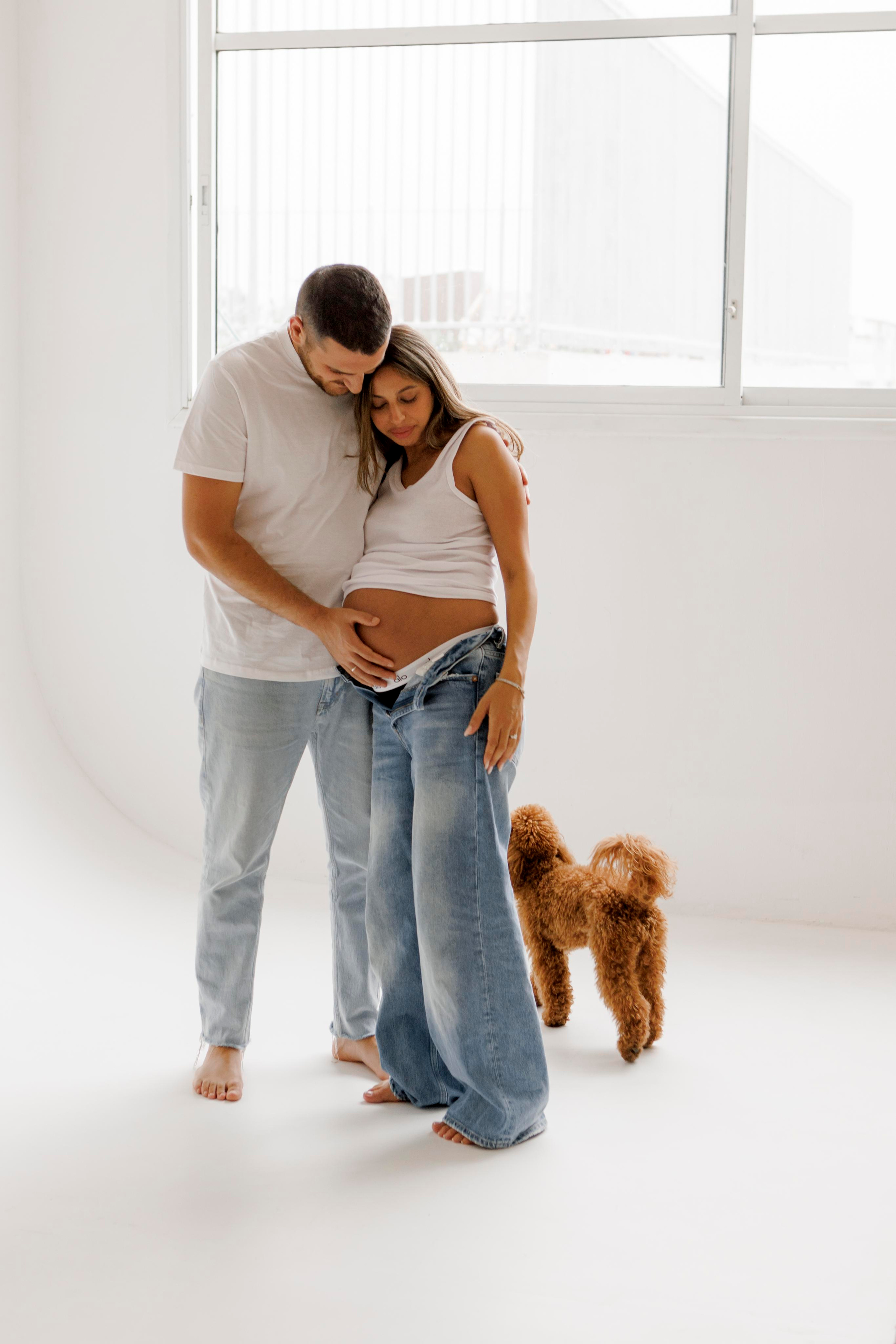 Pregnancy photoshoot inside the White studio. Главная