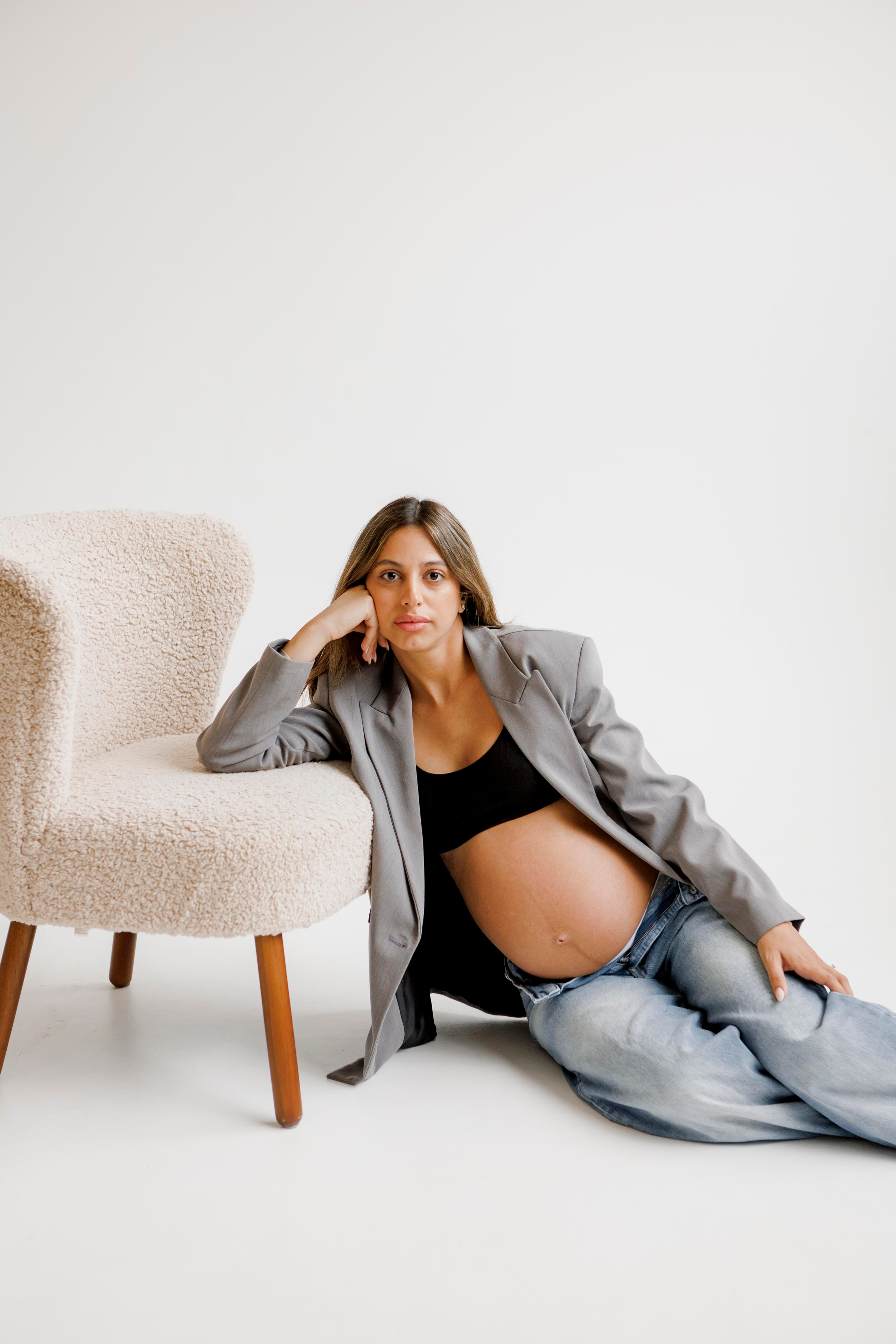 Pregnancy photoshoot inside the White studio. Главная