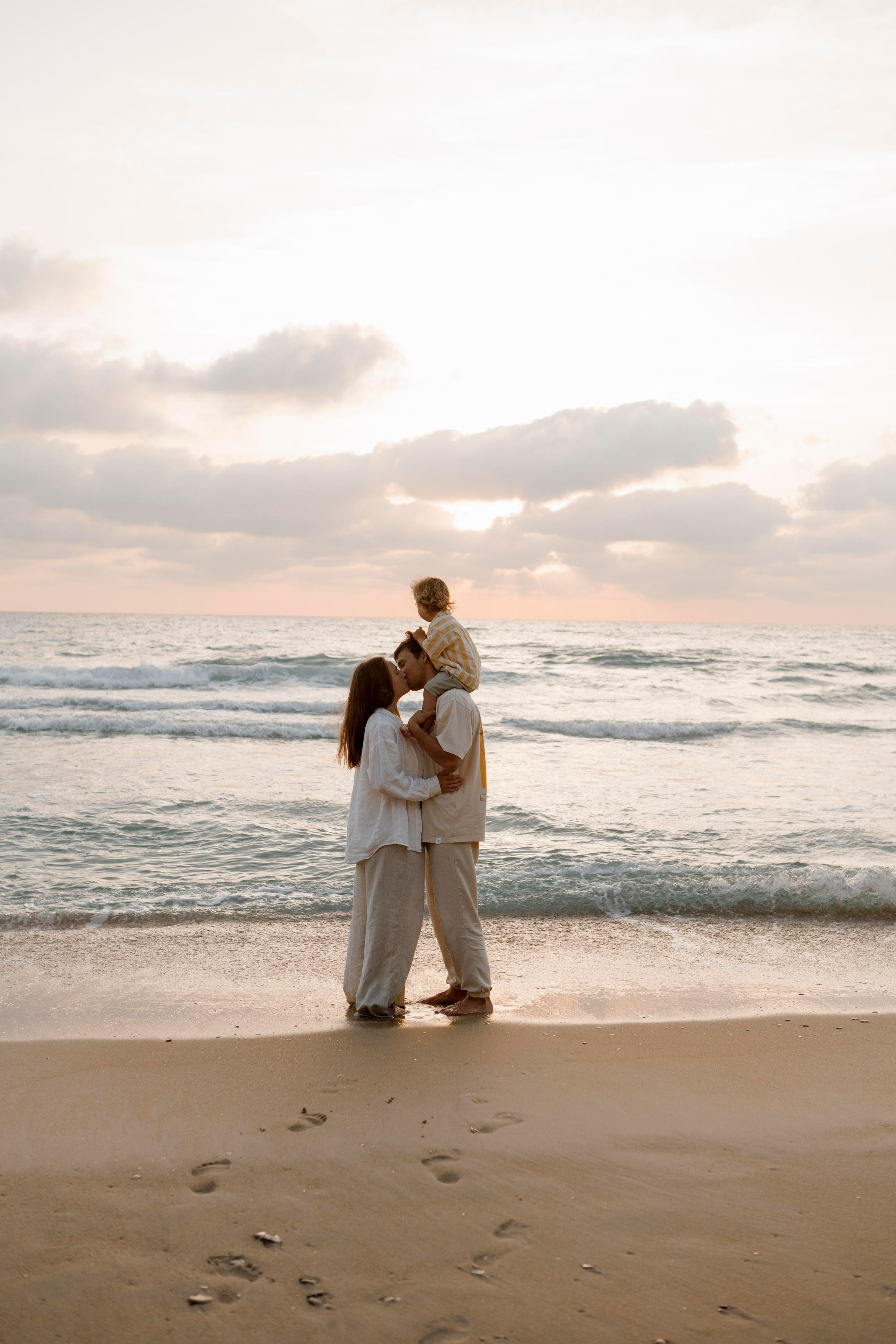 Family photoshoot near the sea (sunset). Главная