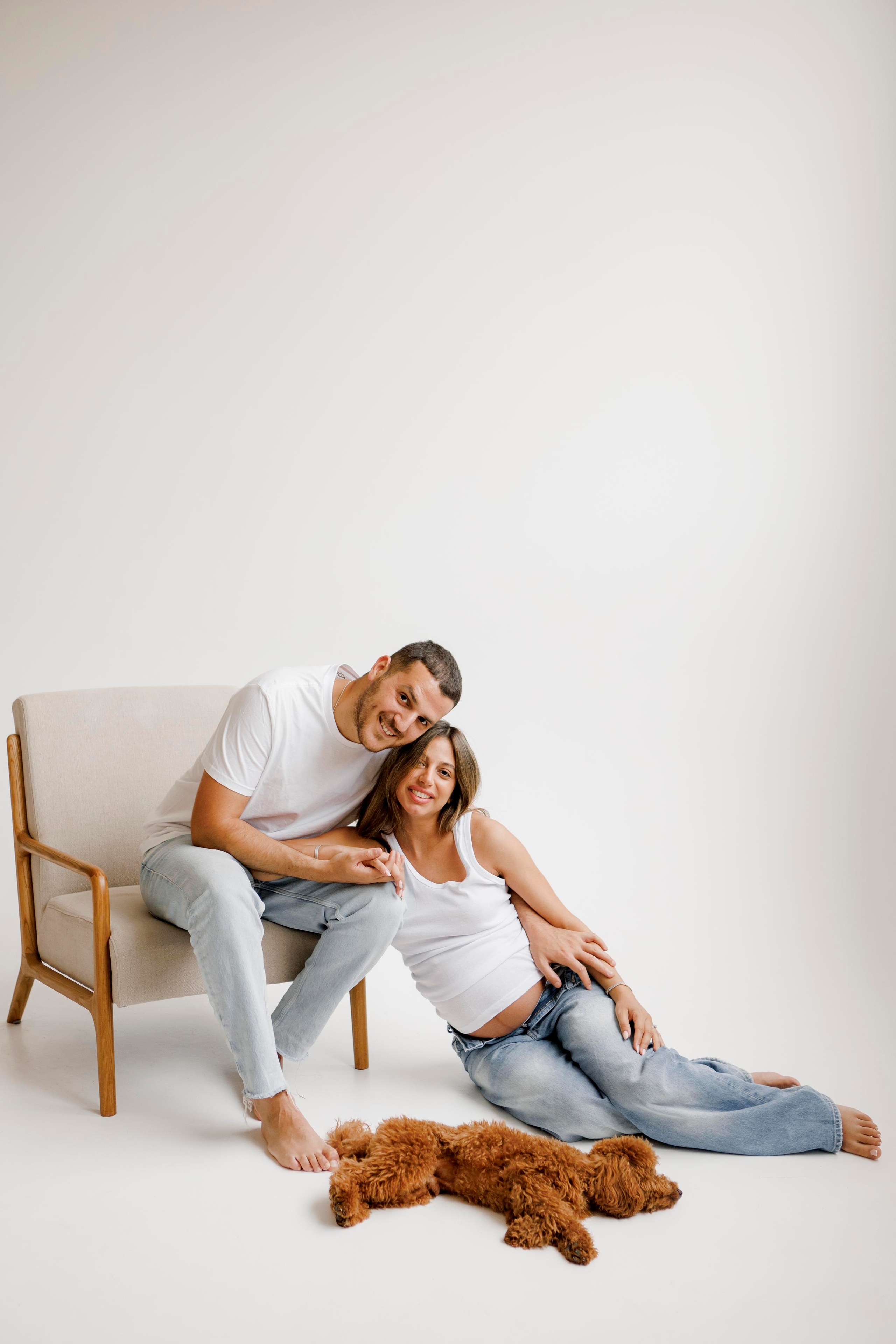 Pregnancy photoshoot inside the White studio. Главная