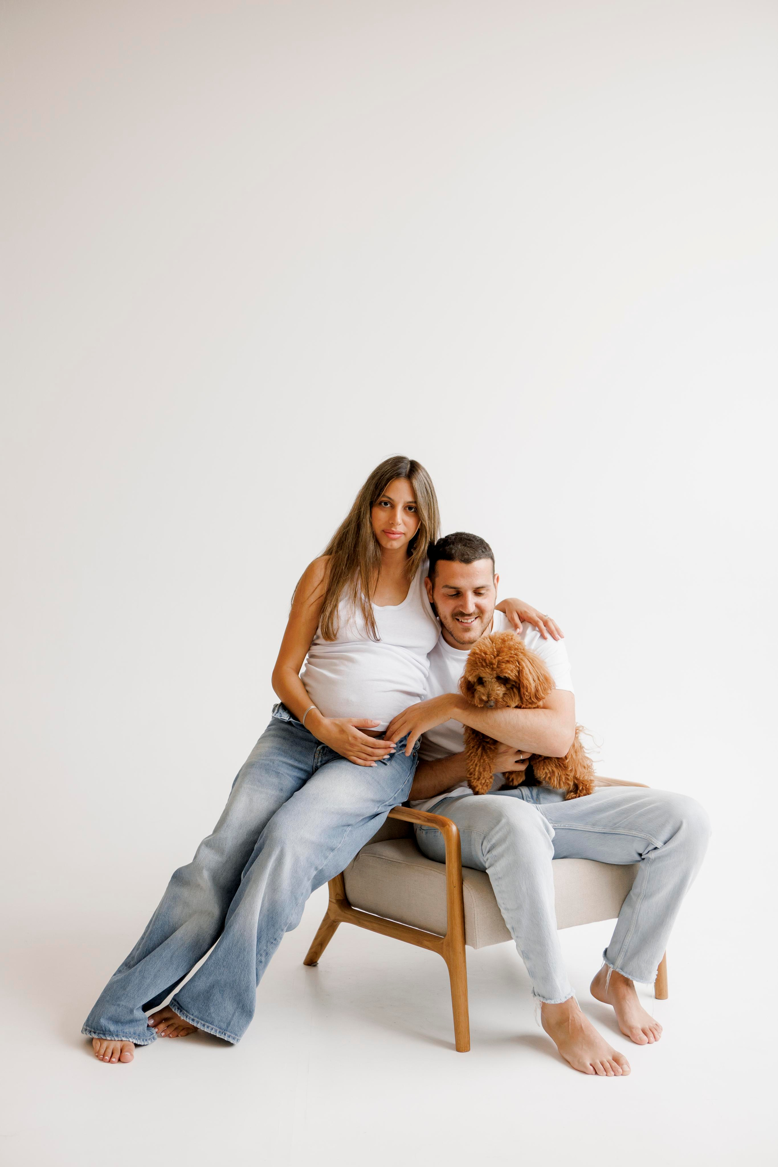 Pregnancy photoshoot inside the White studio. Главная