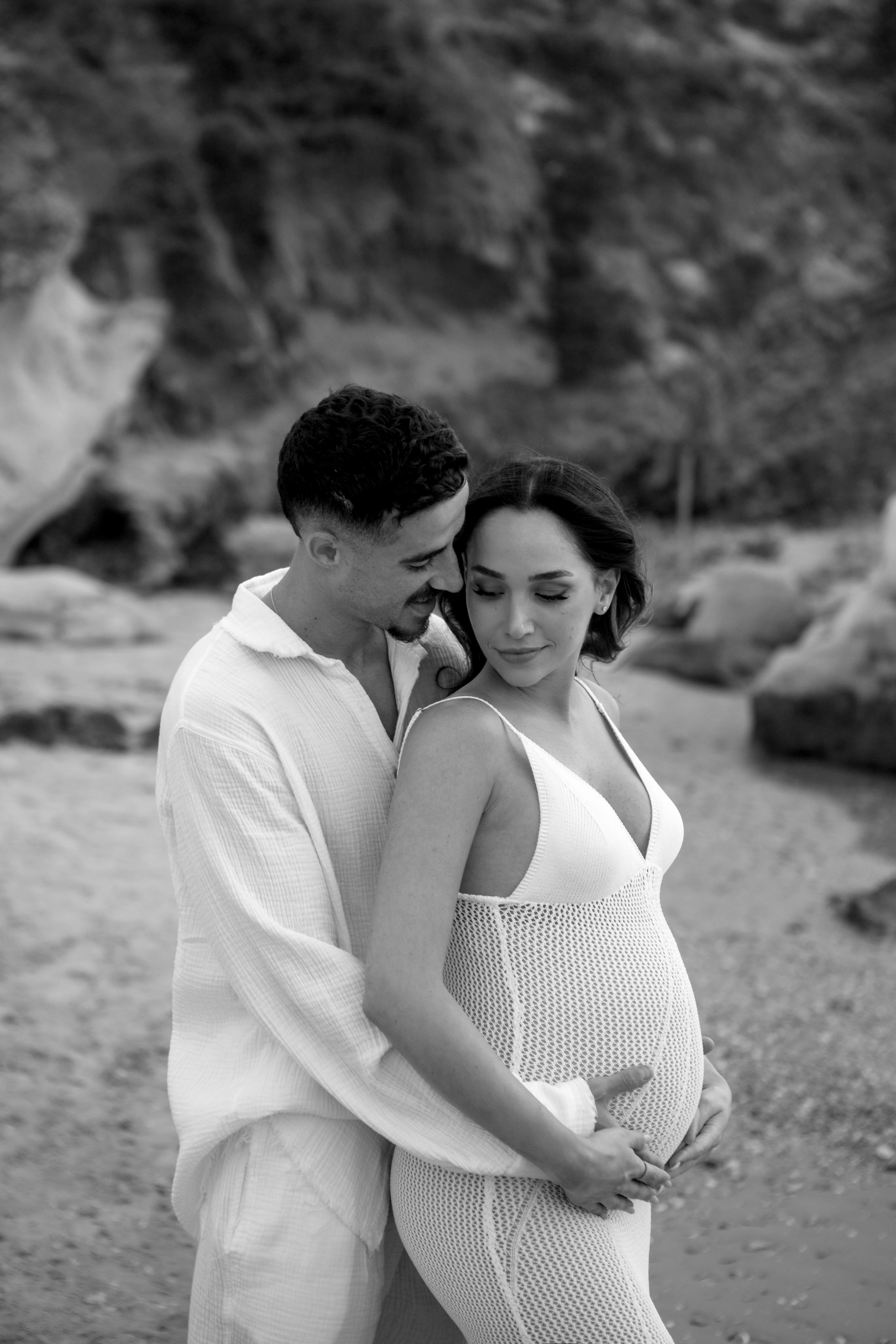 Pregnancy photoshoot near the sea. Главная