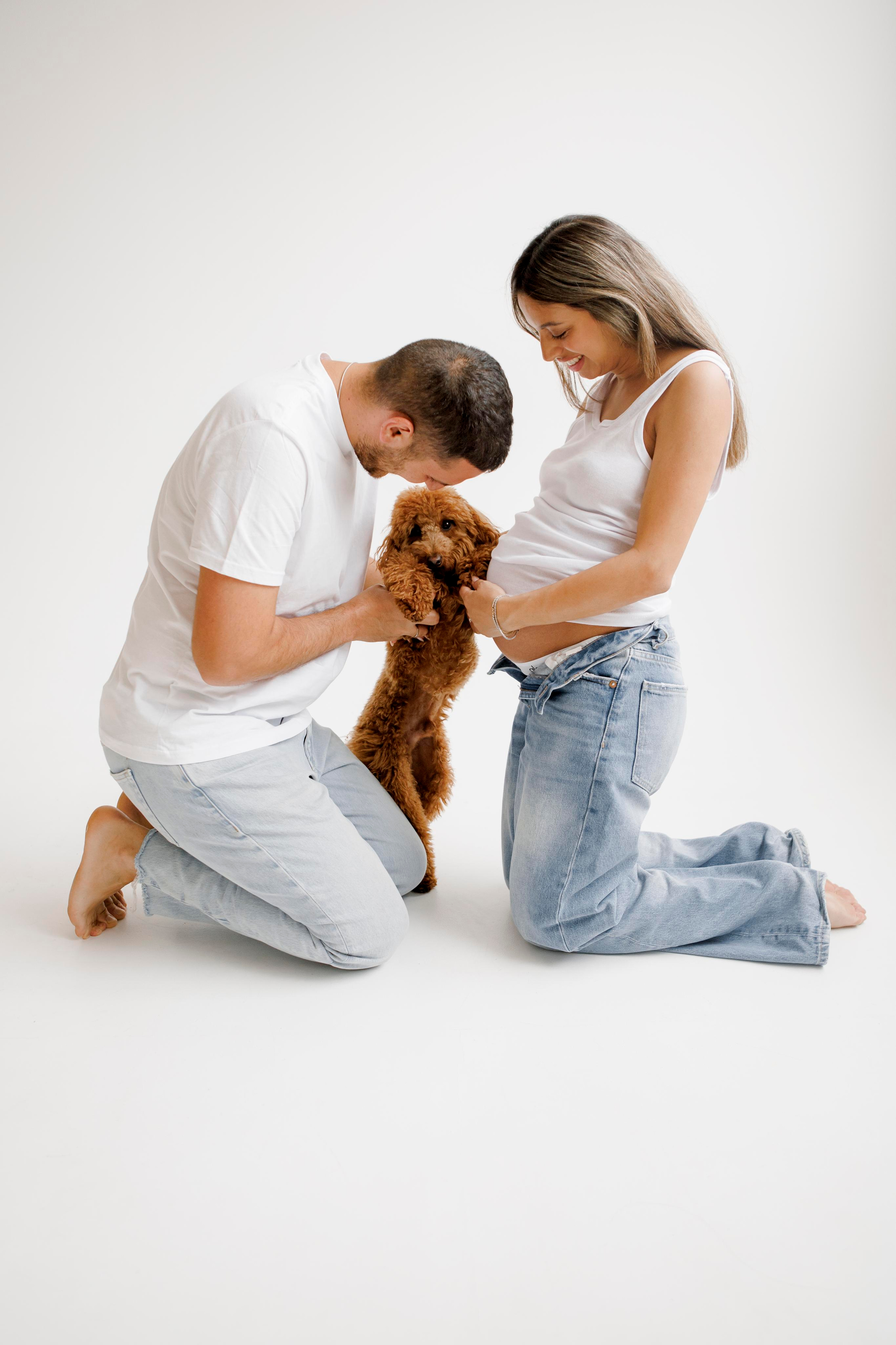 Pregnancy photoshoot inside the White studio. Главная