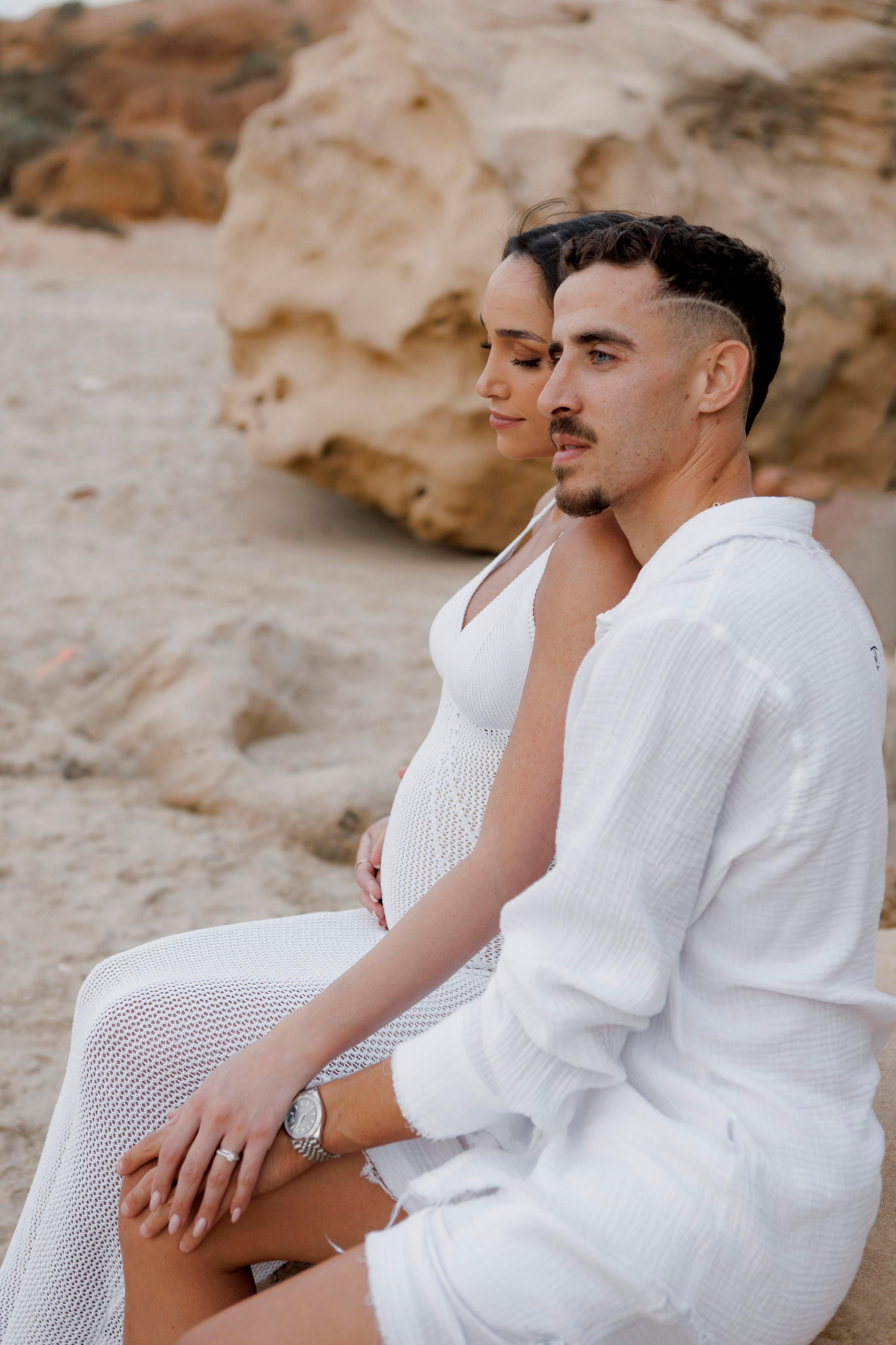 Pregnancy photoshoot near the sea. Главная