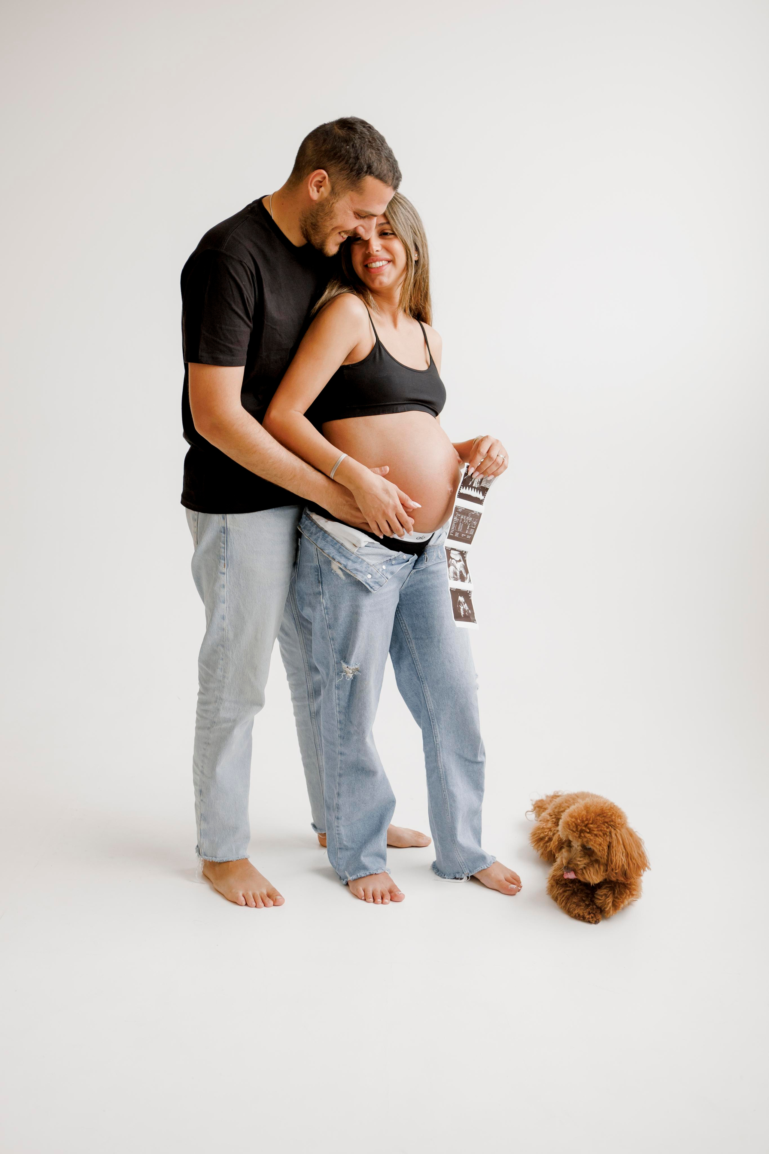 Pregnancy photoshoot inside the White studio. Главная