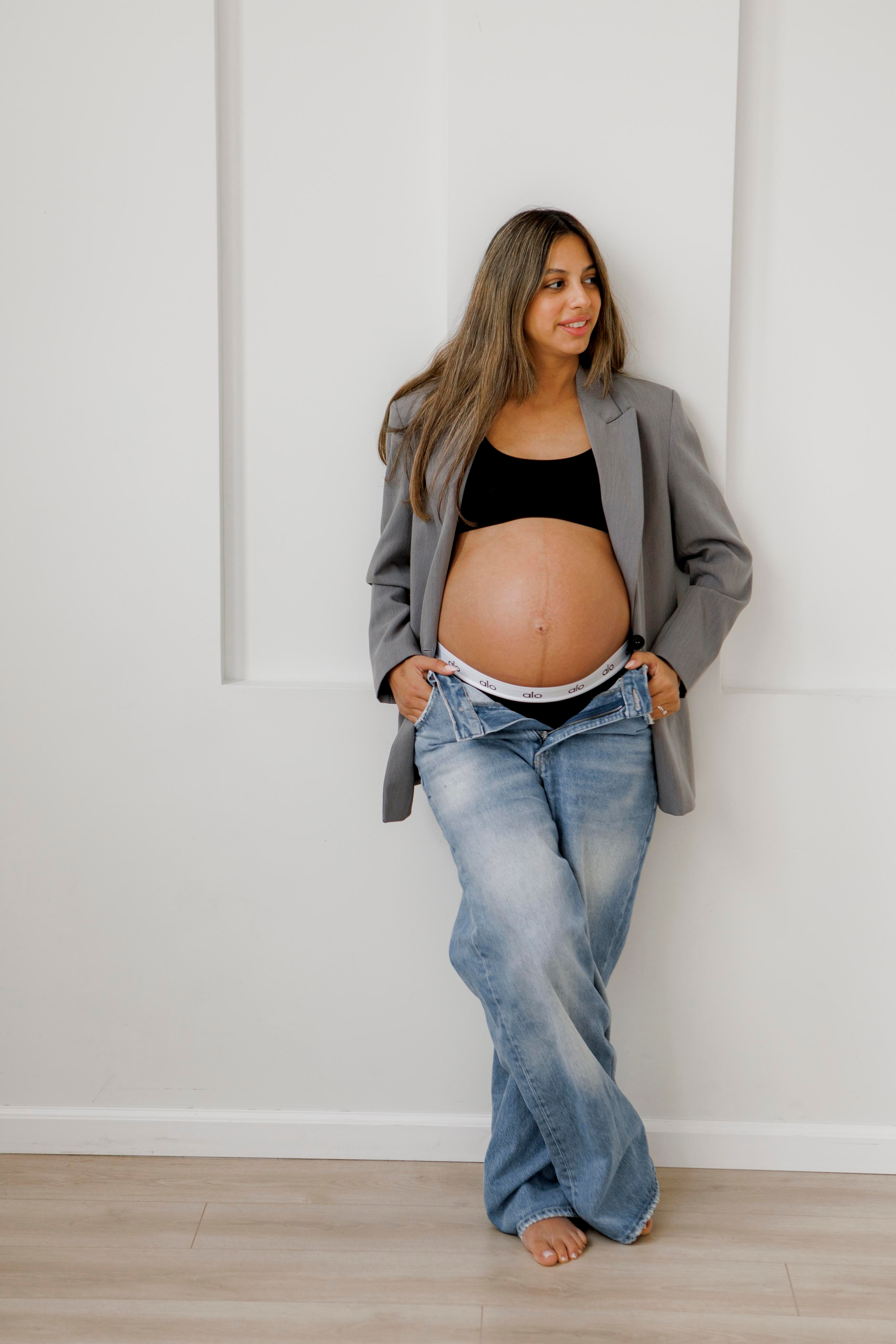 Pregnancy photoshoot inside the White studio. Главная