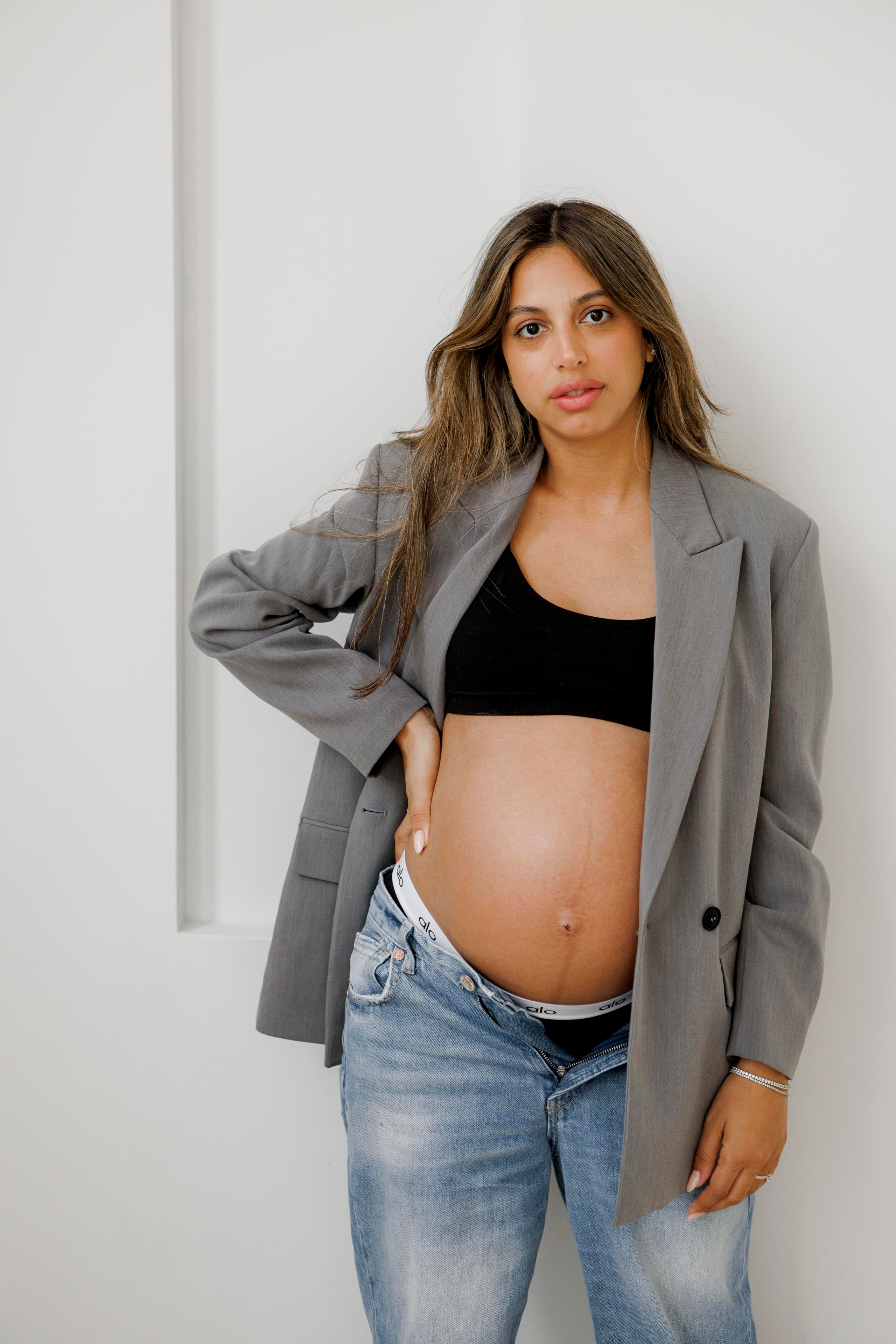 Pregnancy photoshoot inside the White studio. Главная