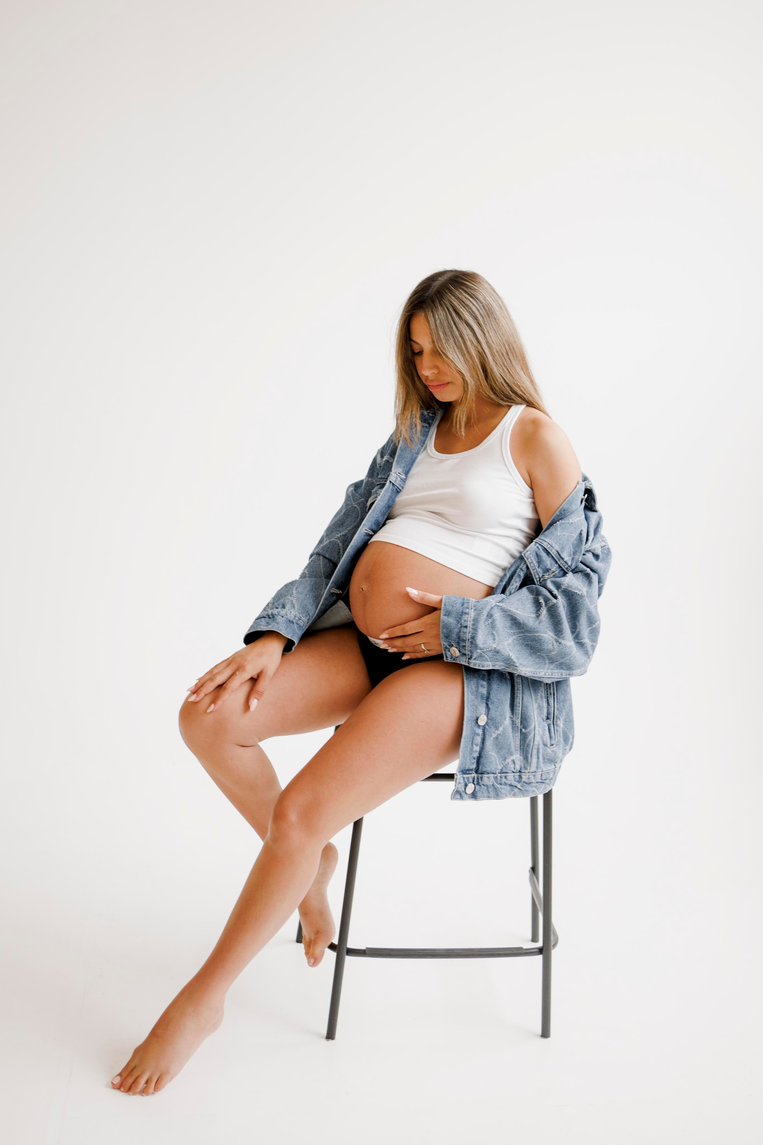 Pregnancy photoshoot inside the White studio. Главная