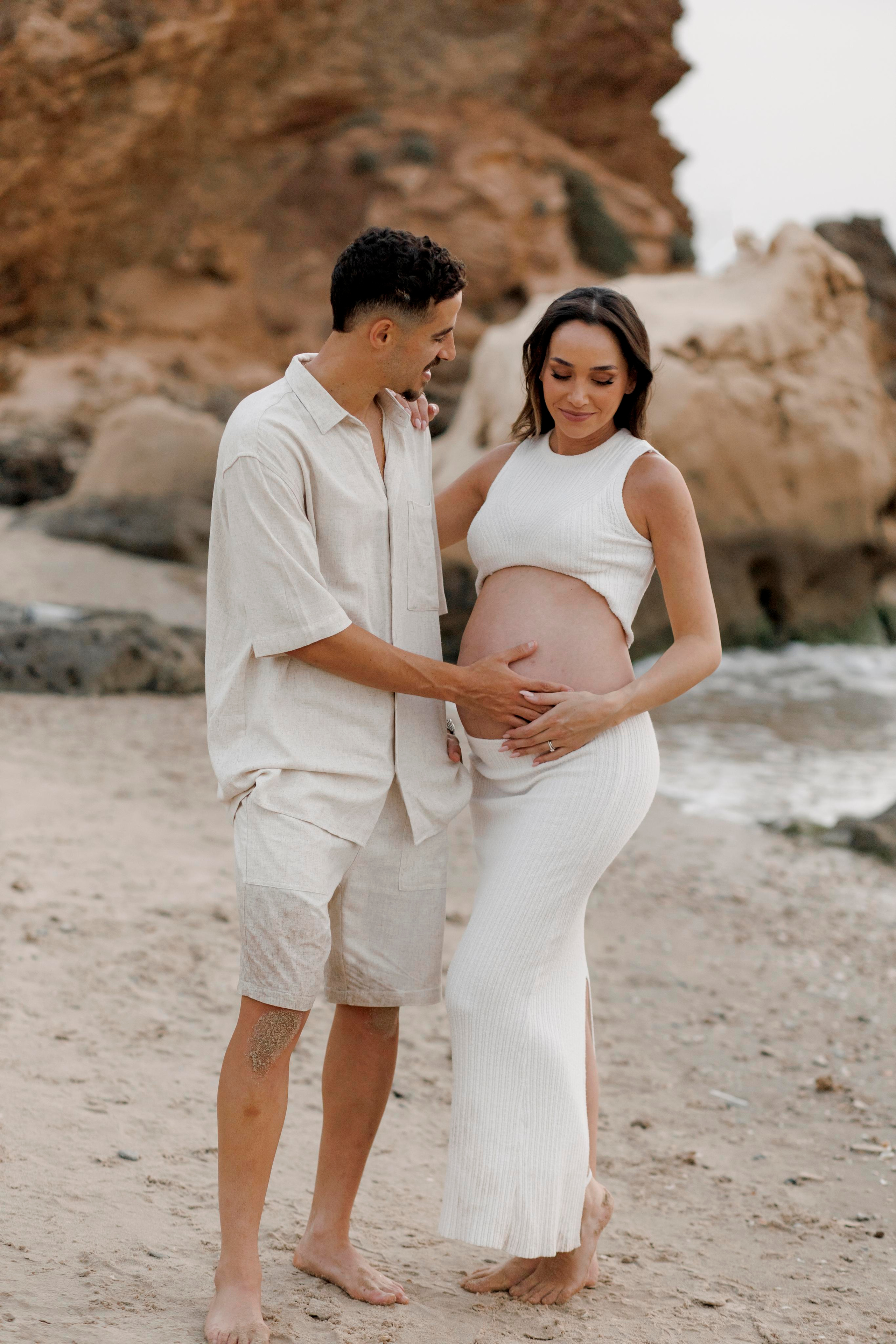 Pregnancy photoshoot near the sea. Главная